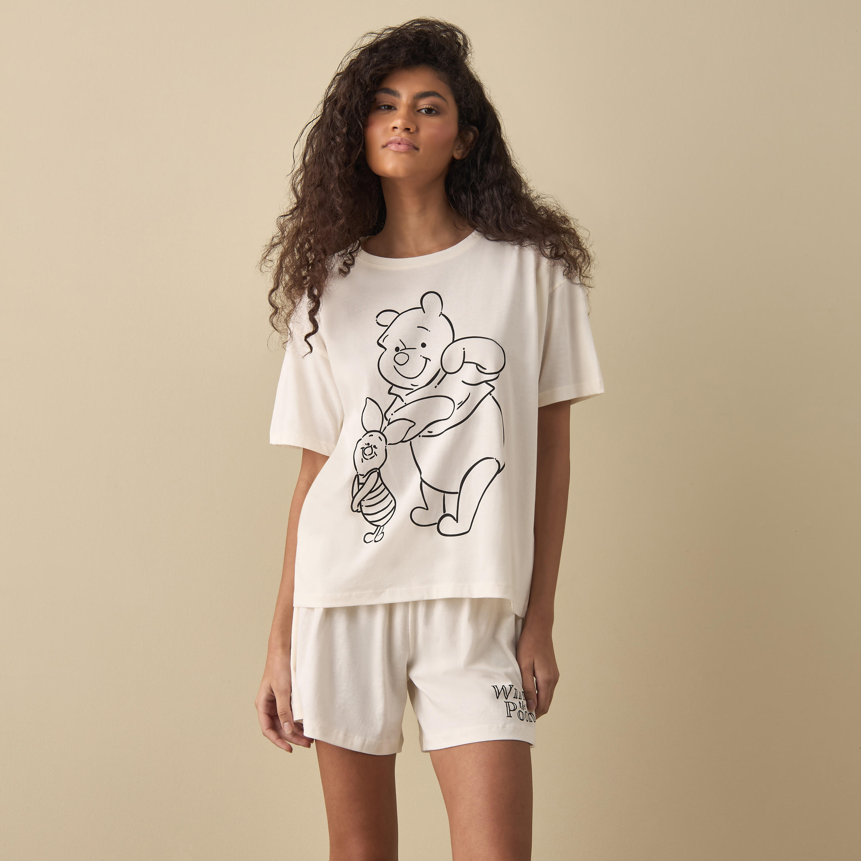 طقم شورت وتيشيرت بطبعات ويني ذا بوه-women-clothing-nightwear-pyjamas-shortsets-image-1