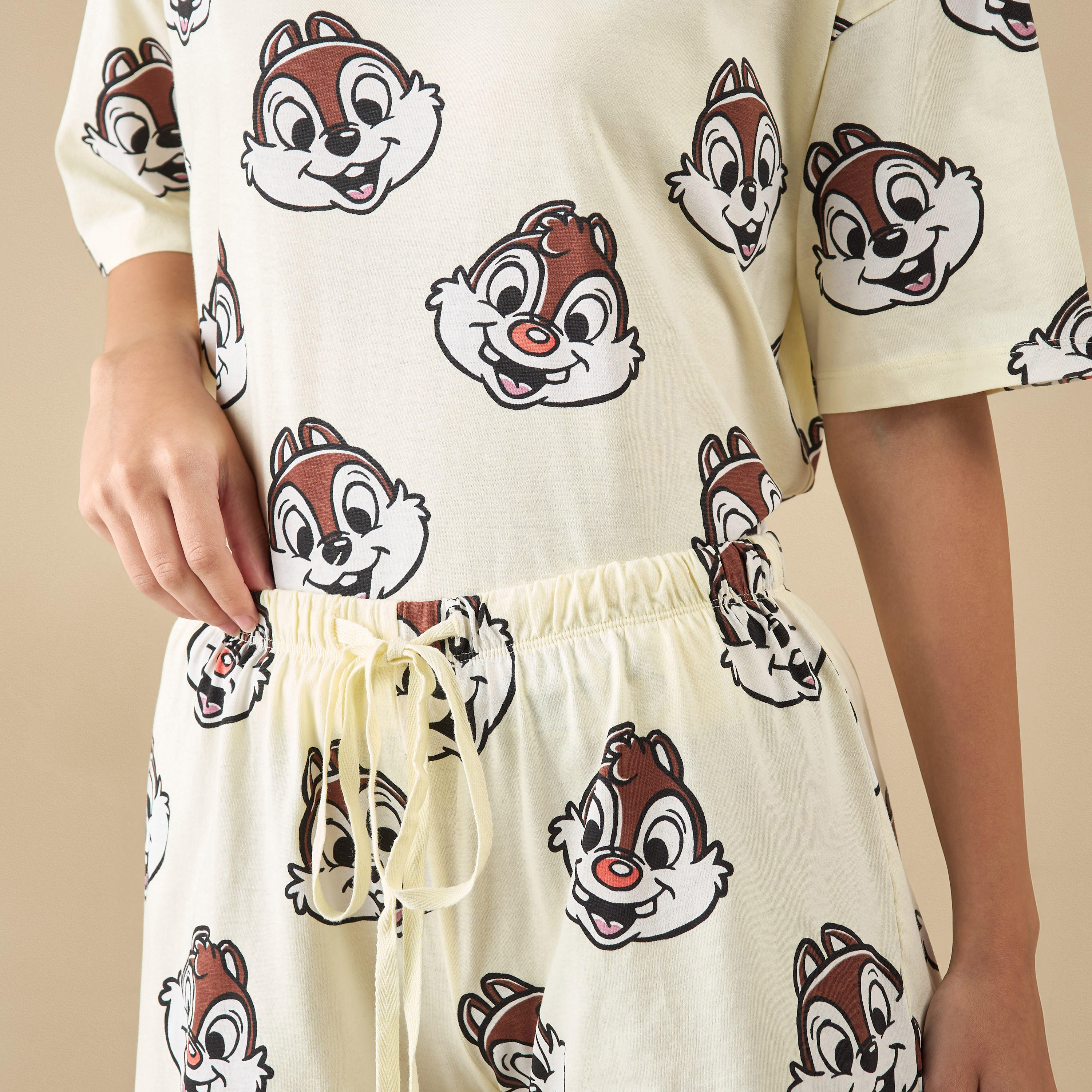 طقم شورت وتيشيرت بطبعات تشيب آند ديل-women-clothing-nightwear-pyjamas-shortsets-image-5