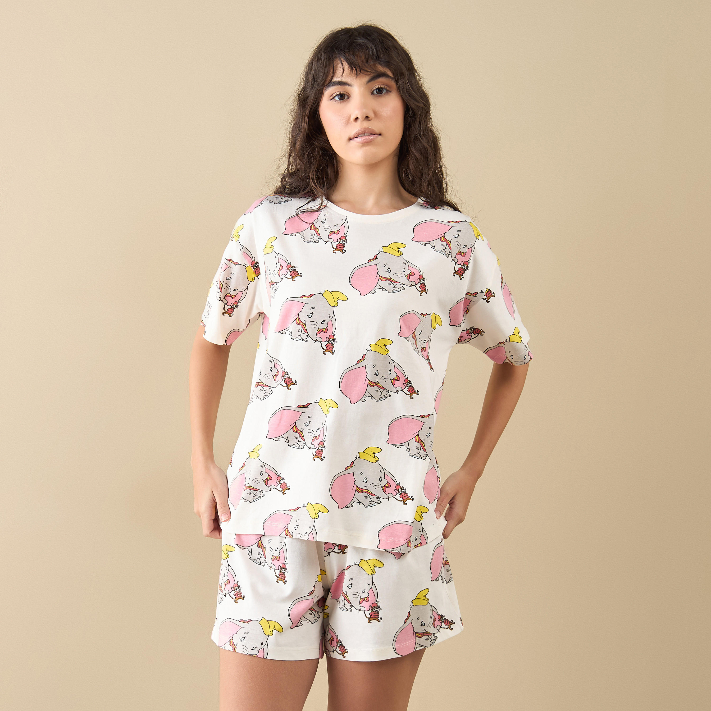 طقم شورت وتيشيرت بطبعات دامبو-women-clothing-nightwear-pyjamas-shortsets-image-1