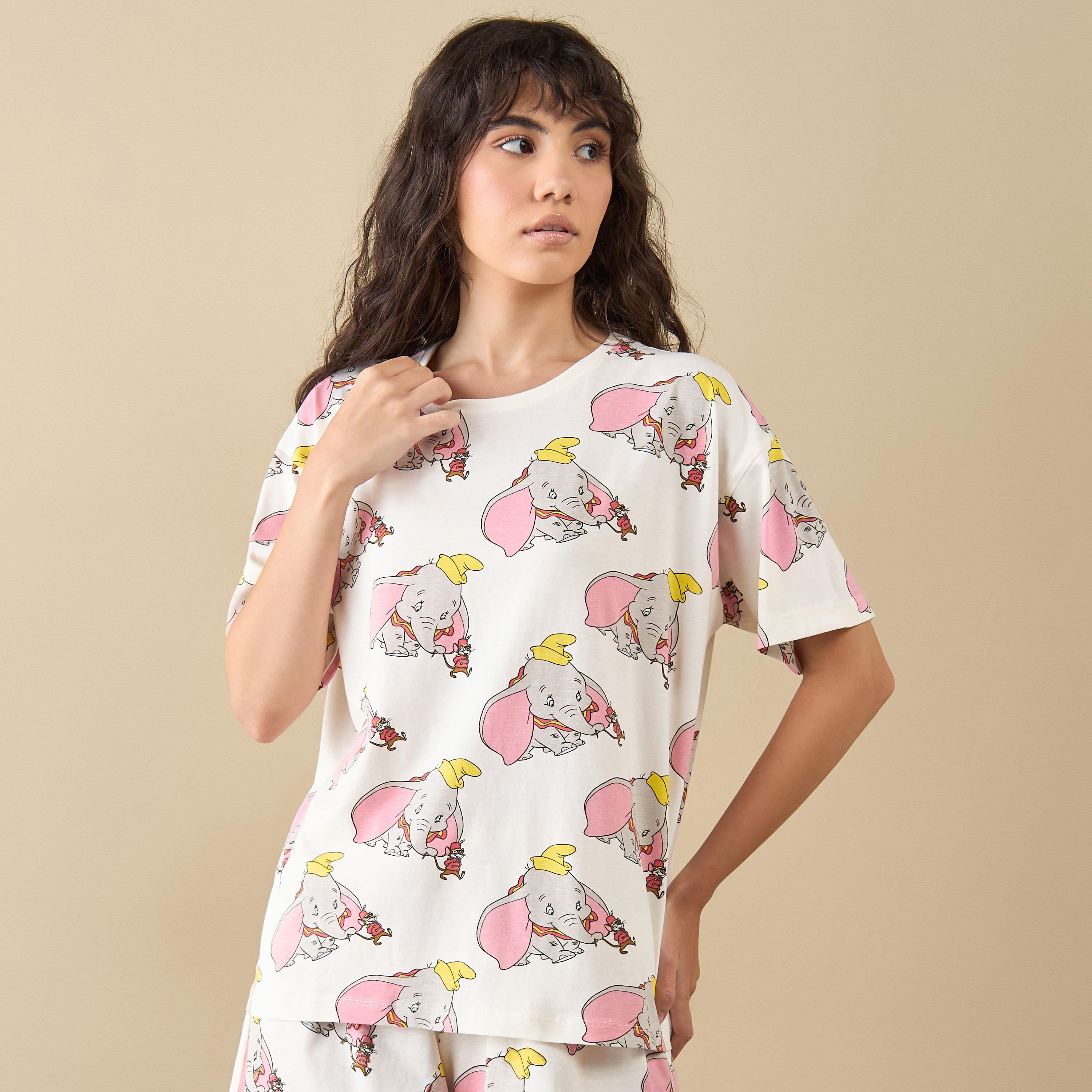 طقم شورت وتيشيرت بطبعات دامبو-women-clothing-nightwear-pyjamas-shortsets-image-2