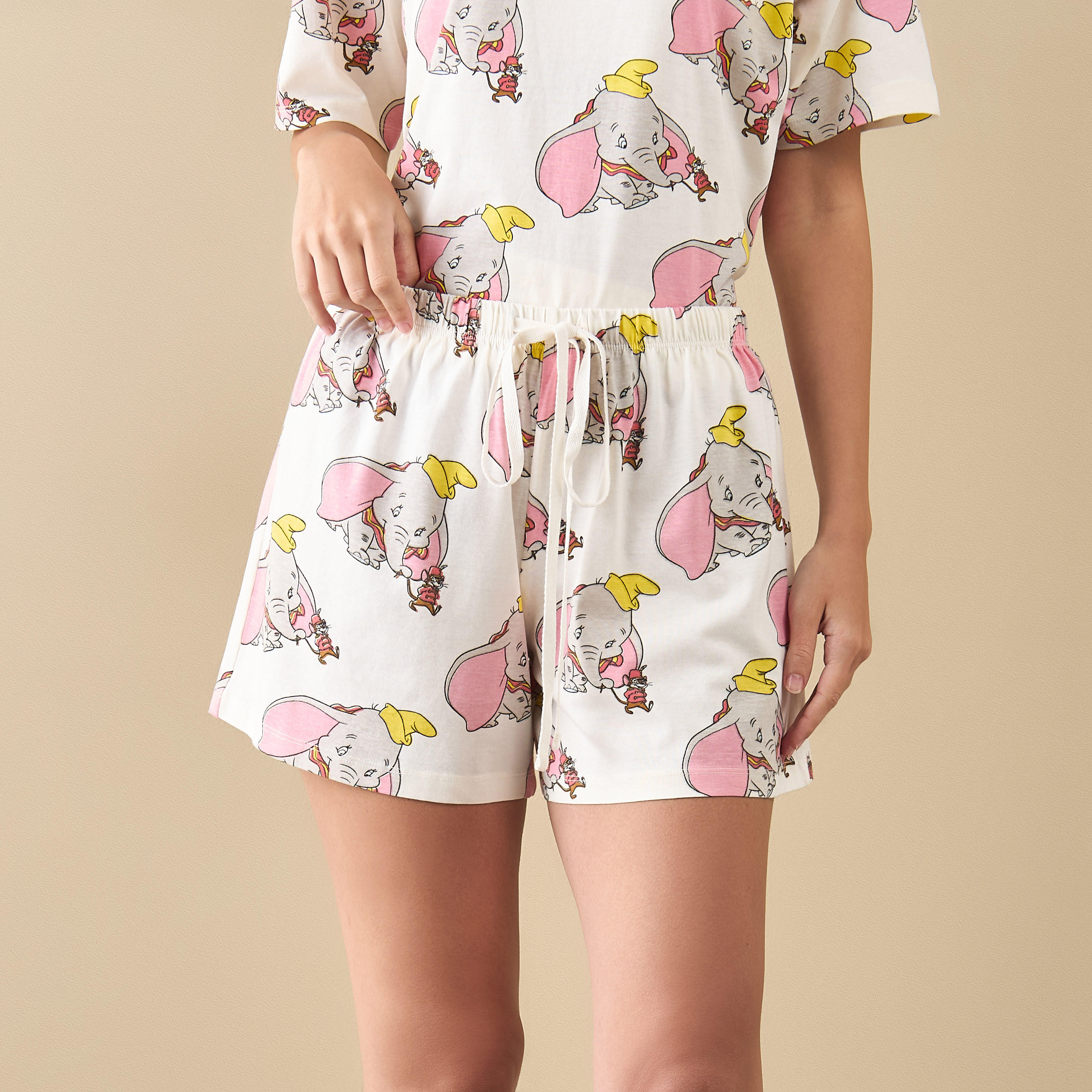 طقم شورت وتيشيرت بطبعات دامبو-women-clothing-nightwear-pyjamas-shortsets-image-4