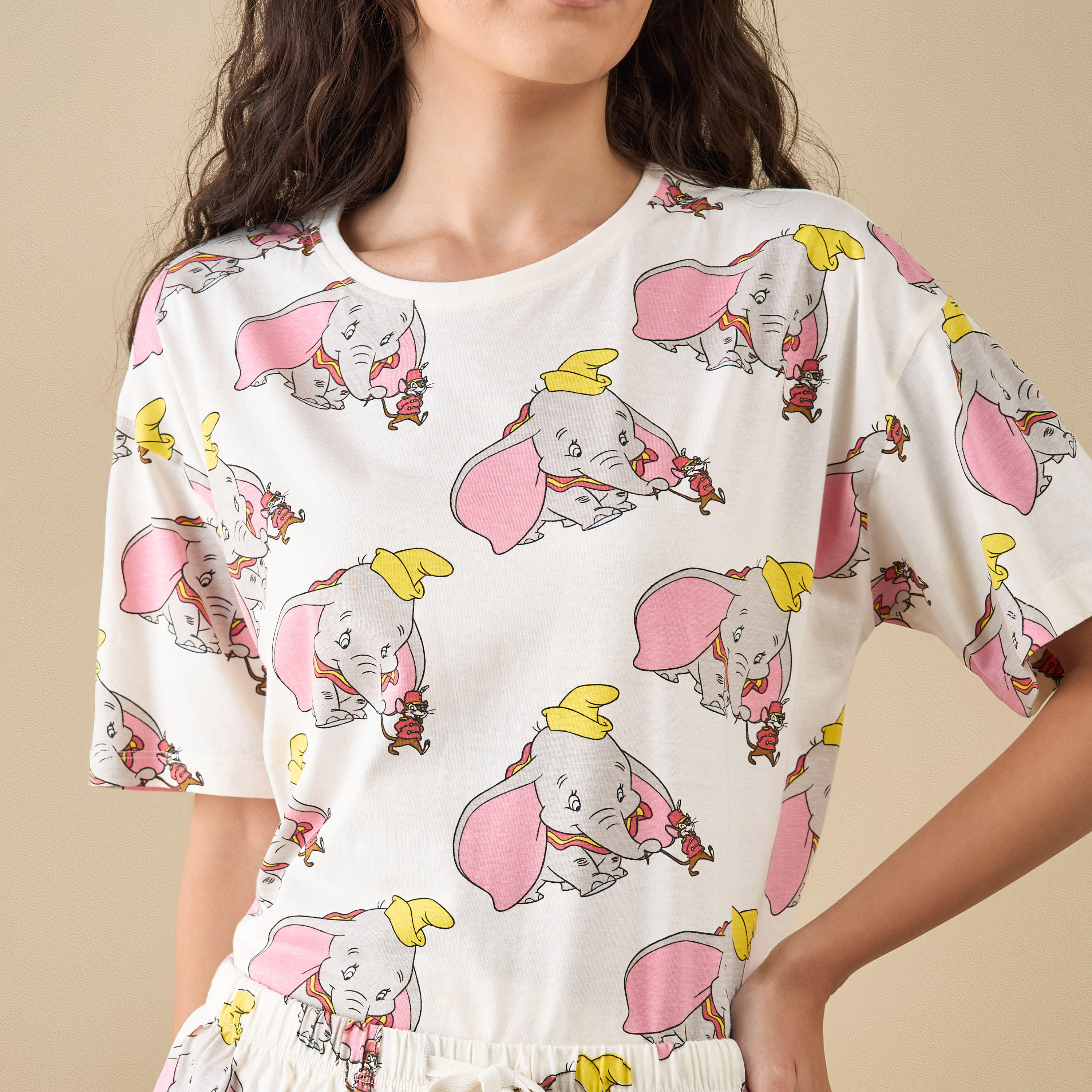 طقم شورت وتيشيرت بطبعات دامبو-women-clothing-nightwear-pyjamas-shortsets-image-5
