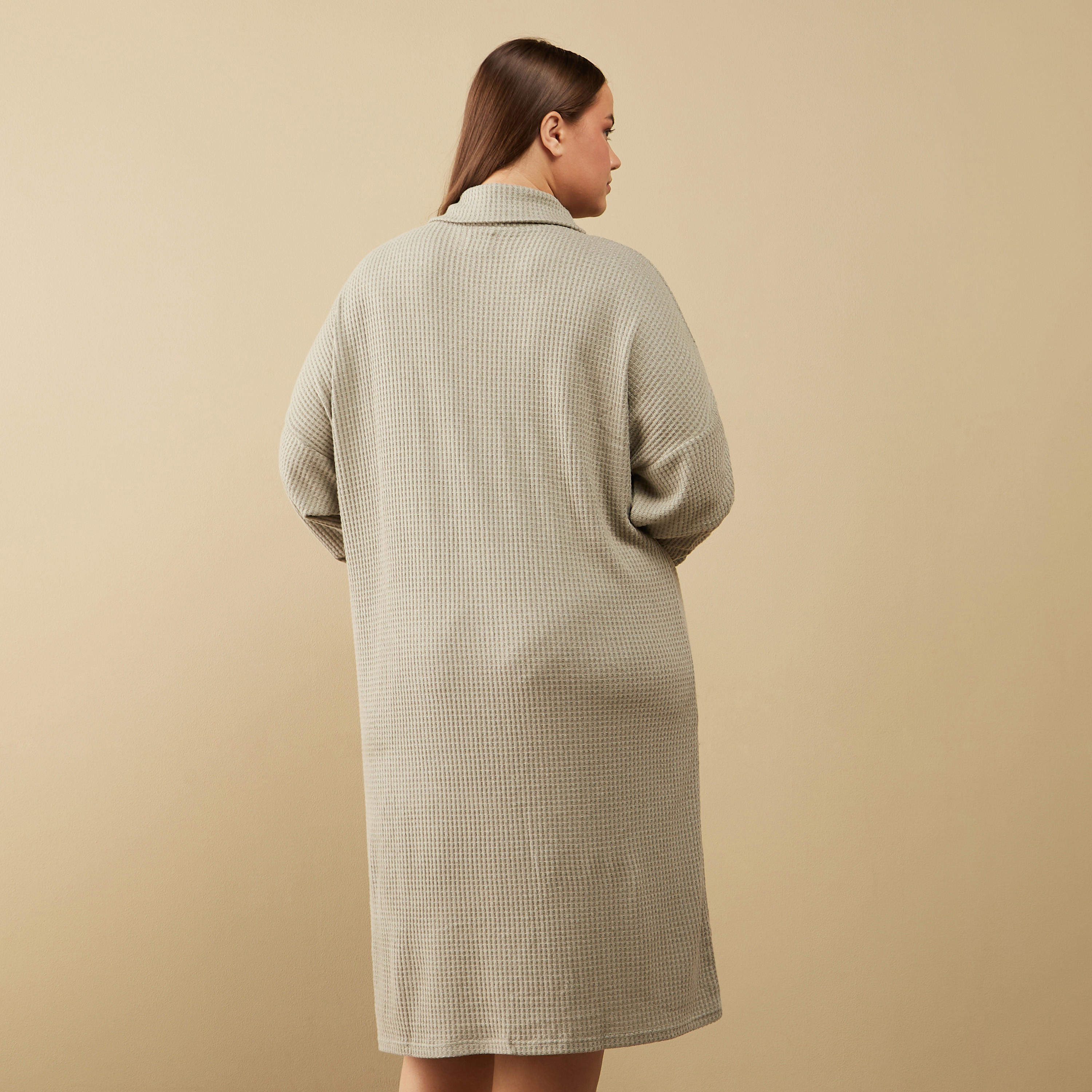 فستان وافل بارز الملمس بياقة منسدلة وأكمام طويلة-women-clothing-nightwear-nighties-image-3