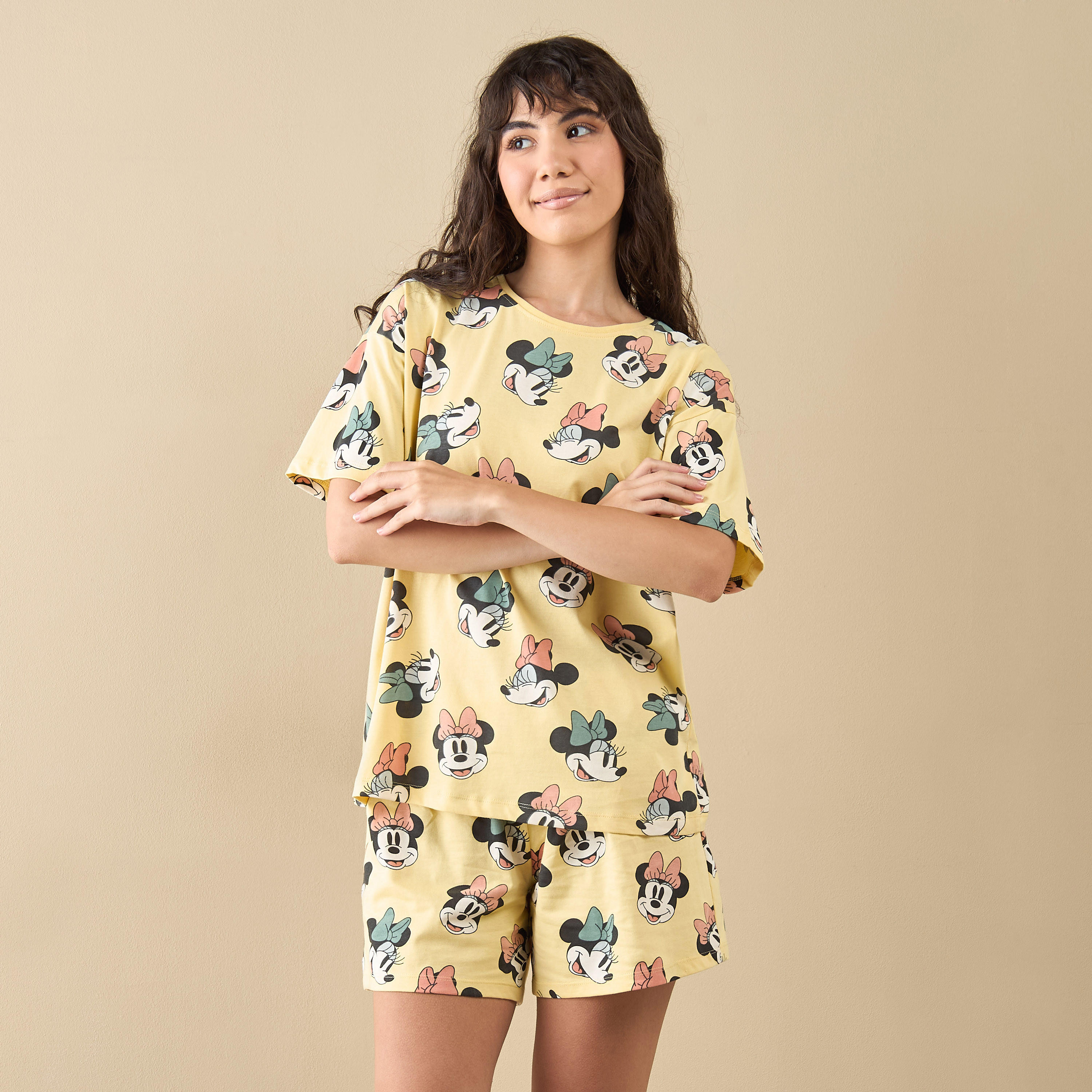طقم شورت وتيشيرت بطبعات ميني ماوس-women-clothing-nightwear-pyjamas-shortsets-image-1