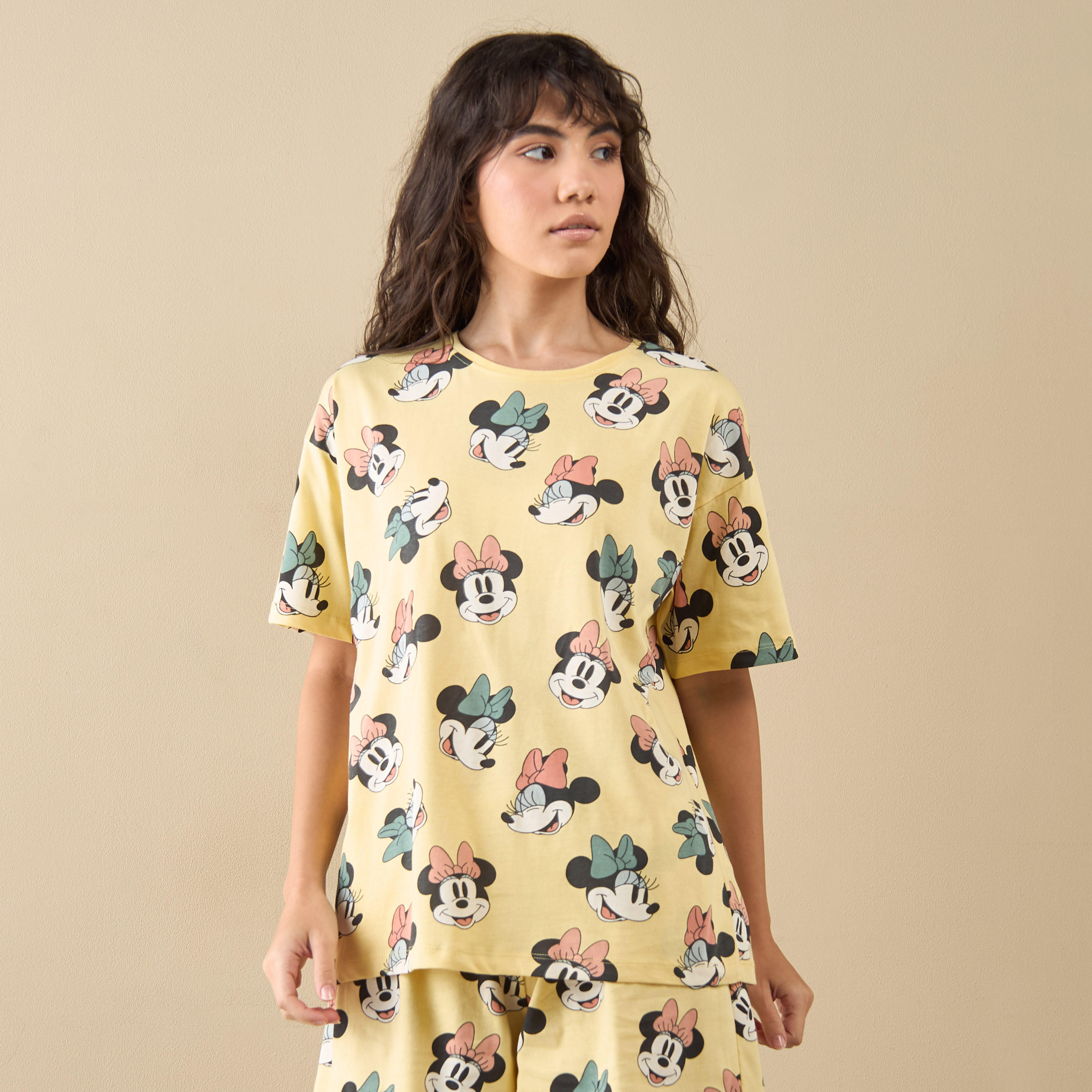 طقم شورت وتيشيرت بطبعات ميني ماوس-women-clothing-nightwear-pyjamas-shortsets-image-2