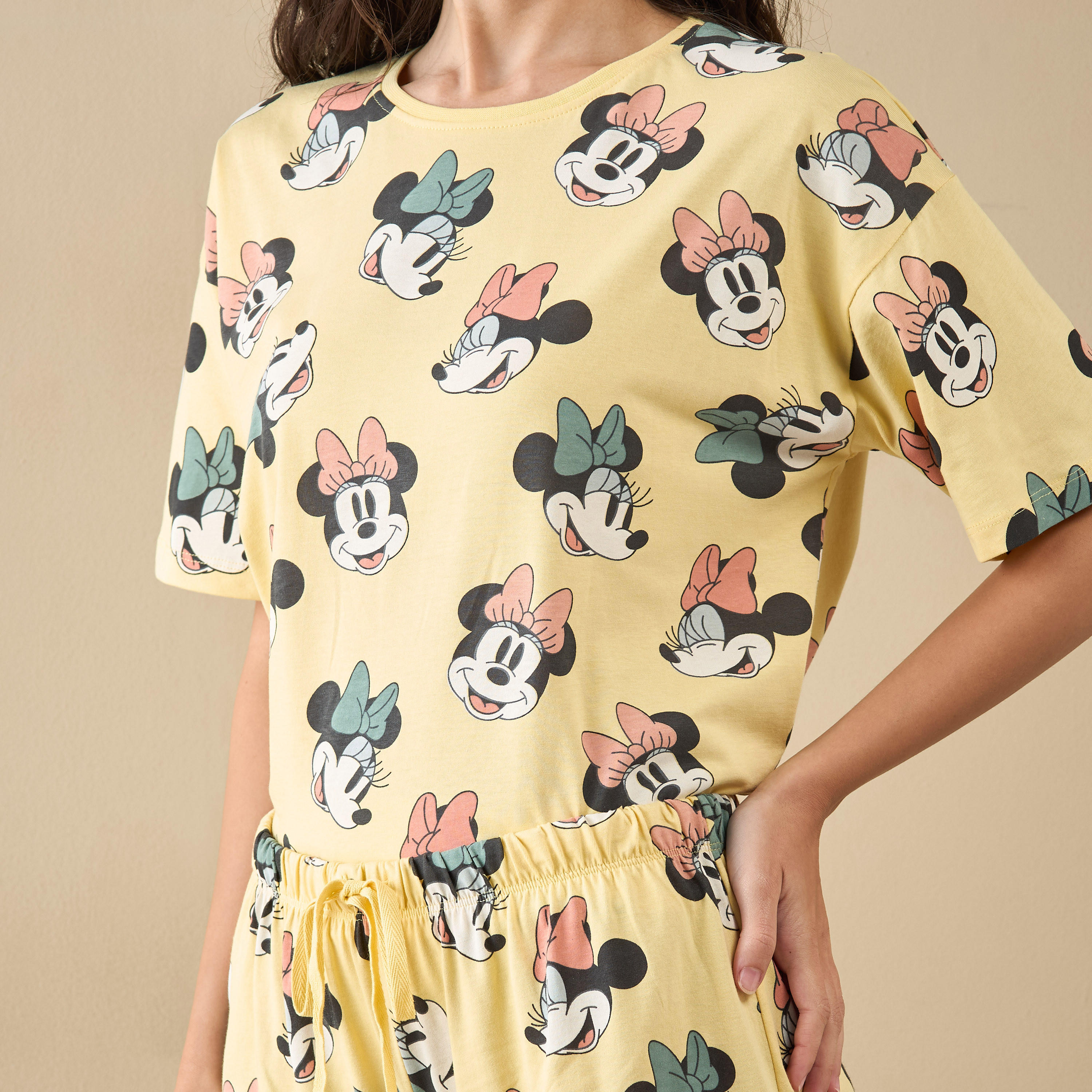 طقم شورت وتيشيرت بطبعات ميني ماوس-women-clothing-nightwear-pyjamas-shortsets-image-5