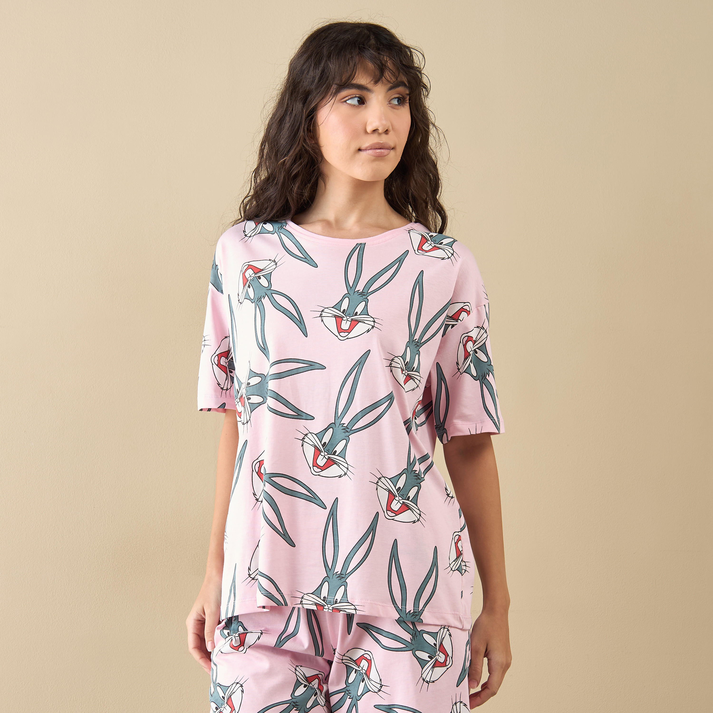 طقم شورت وتيشيرت بطبعات باجز باني-women-clothing-nightwear-pyjamas-shortsets-image-4