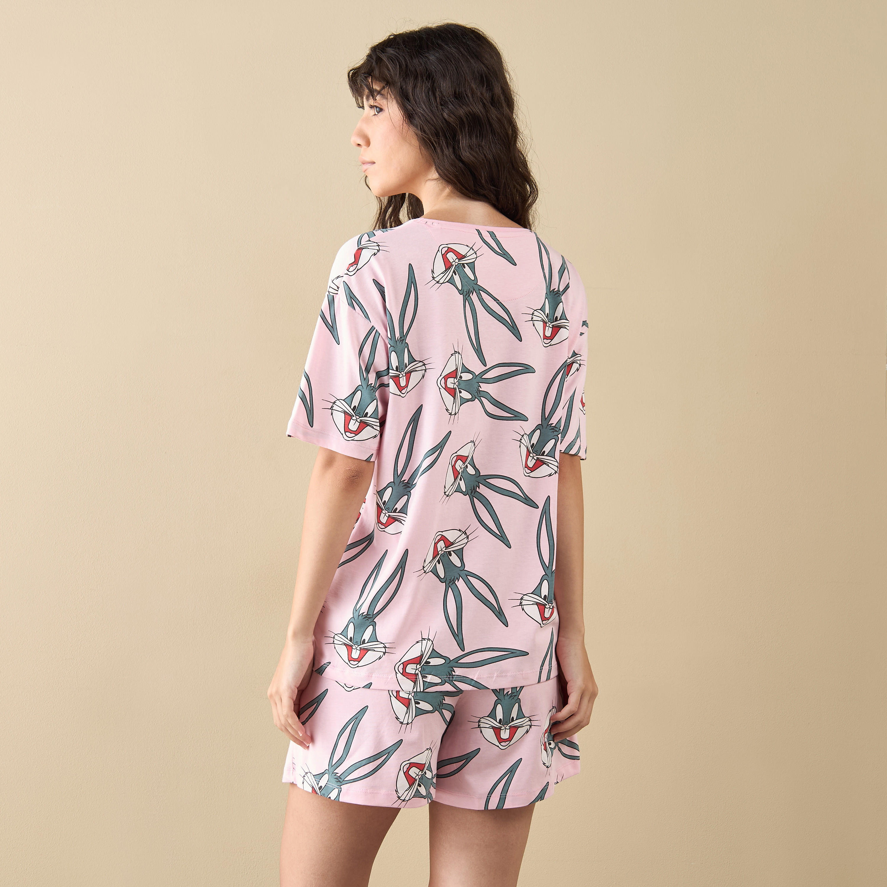 طقم شورت وتيشيرت بطبعات باجز باني-women-clothing-nightwear-pyjamas-shortsets-image-2
