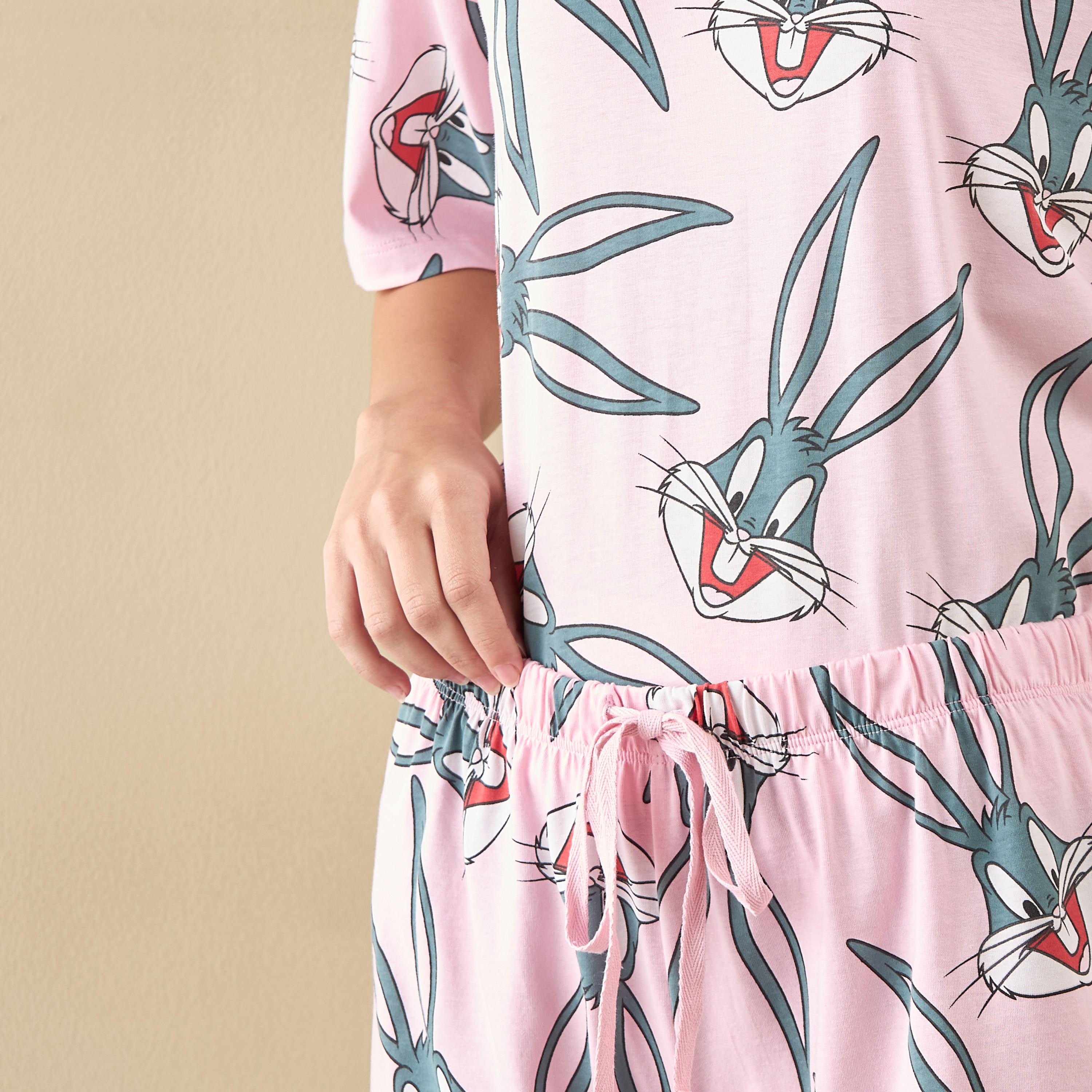 طقم شورت وتيشيرت بطبعات باجز باني-women-clothing-nightwear-pyjamas-shortsets-image-1