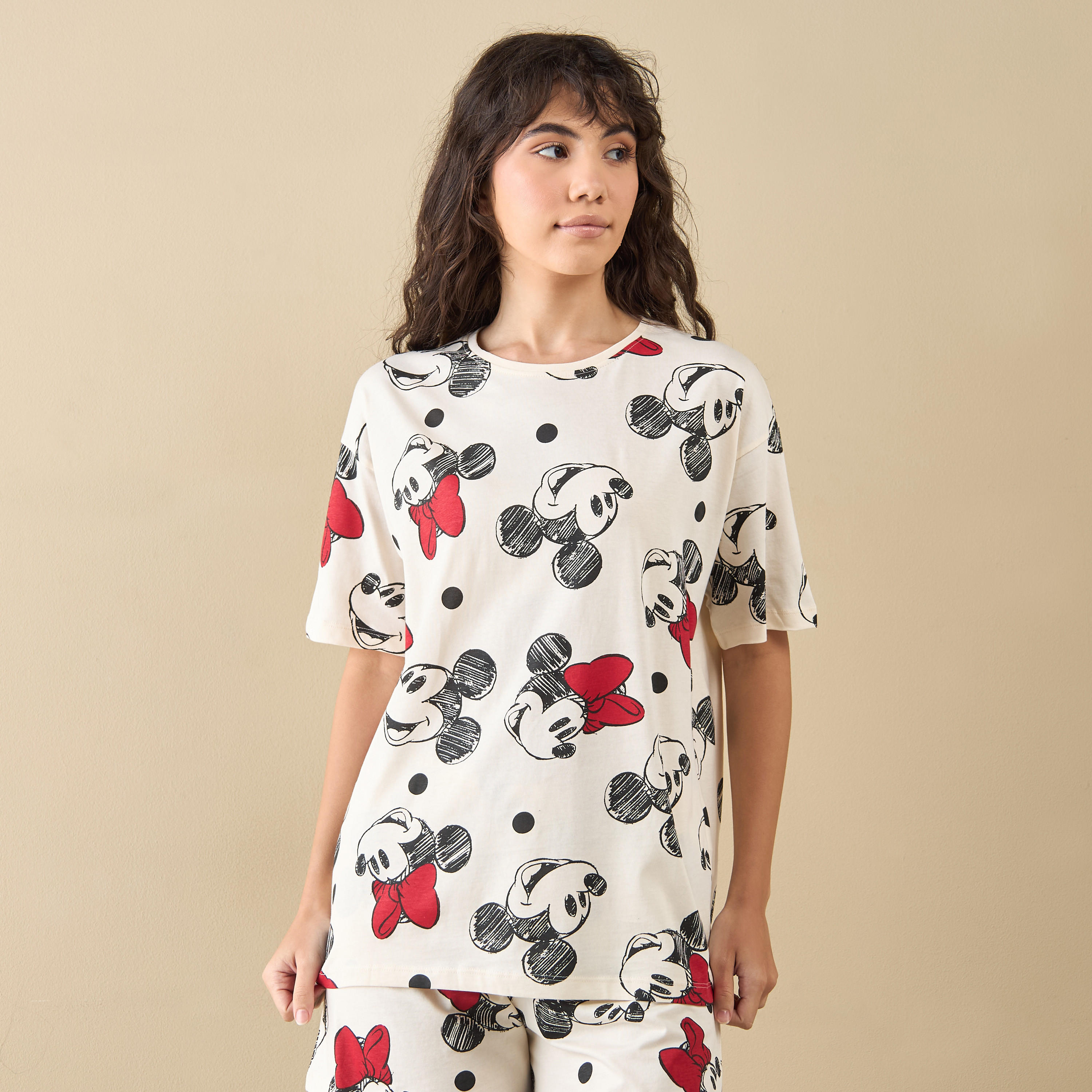طقم شورت وتيشيرت بطبعات ميكي وميني-women-clothing-nightwear-pyjamas-shortsets-image-2