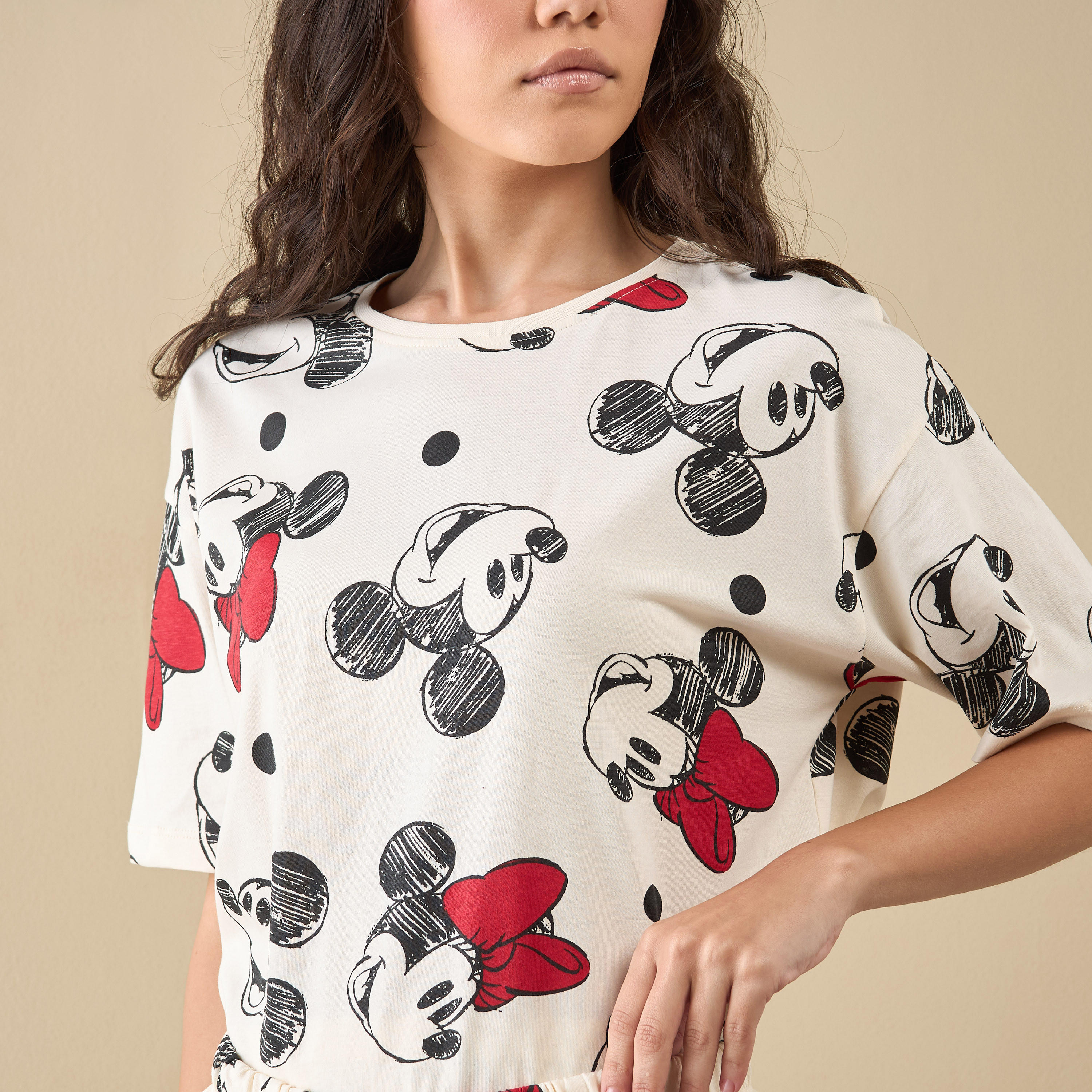 طقم شورت وتيشيرت بطبعات ميكي وميني-women-clothing-nightwear-pyjamas-shortsets-image-5