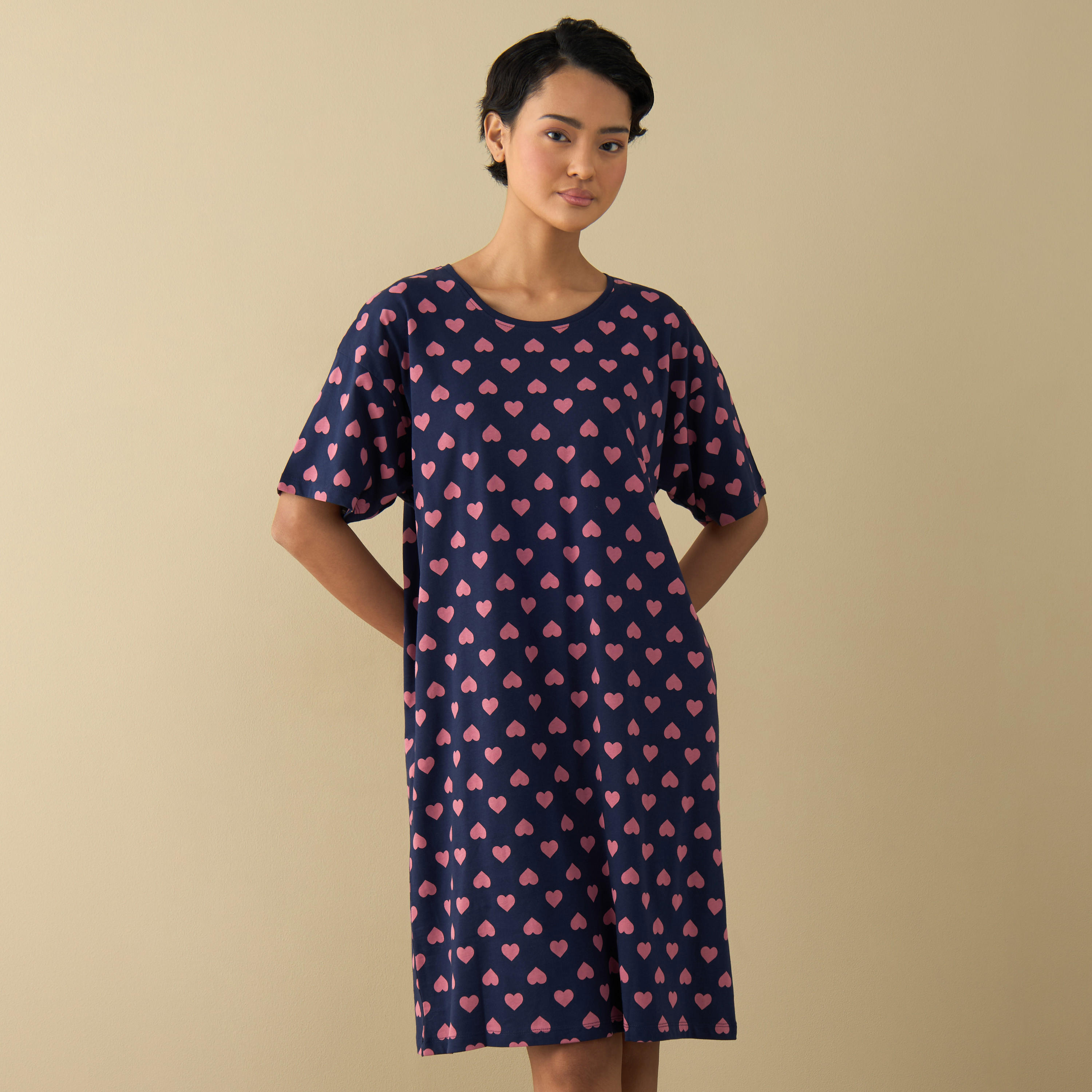 قميص نوم بأكمام قصيرة وطبعات قلب-women-clothing-nightwear-nighties-image-1
