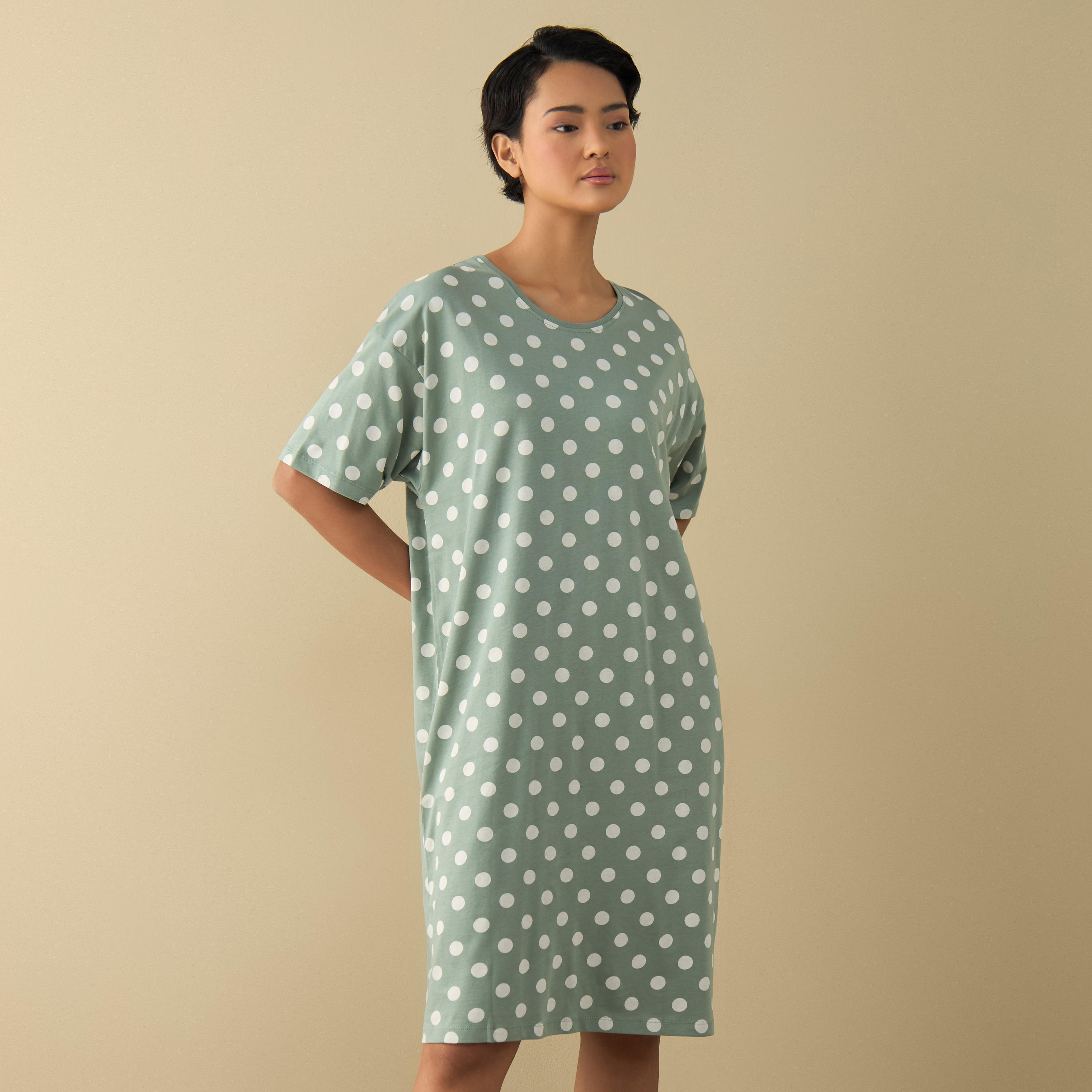 قميص نوم بأكمام قصيرة وطبعات منقطة-women-clothing-nightwear-nighties-image-1