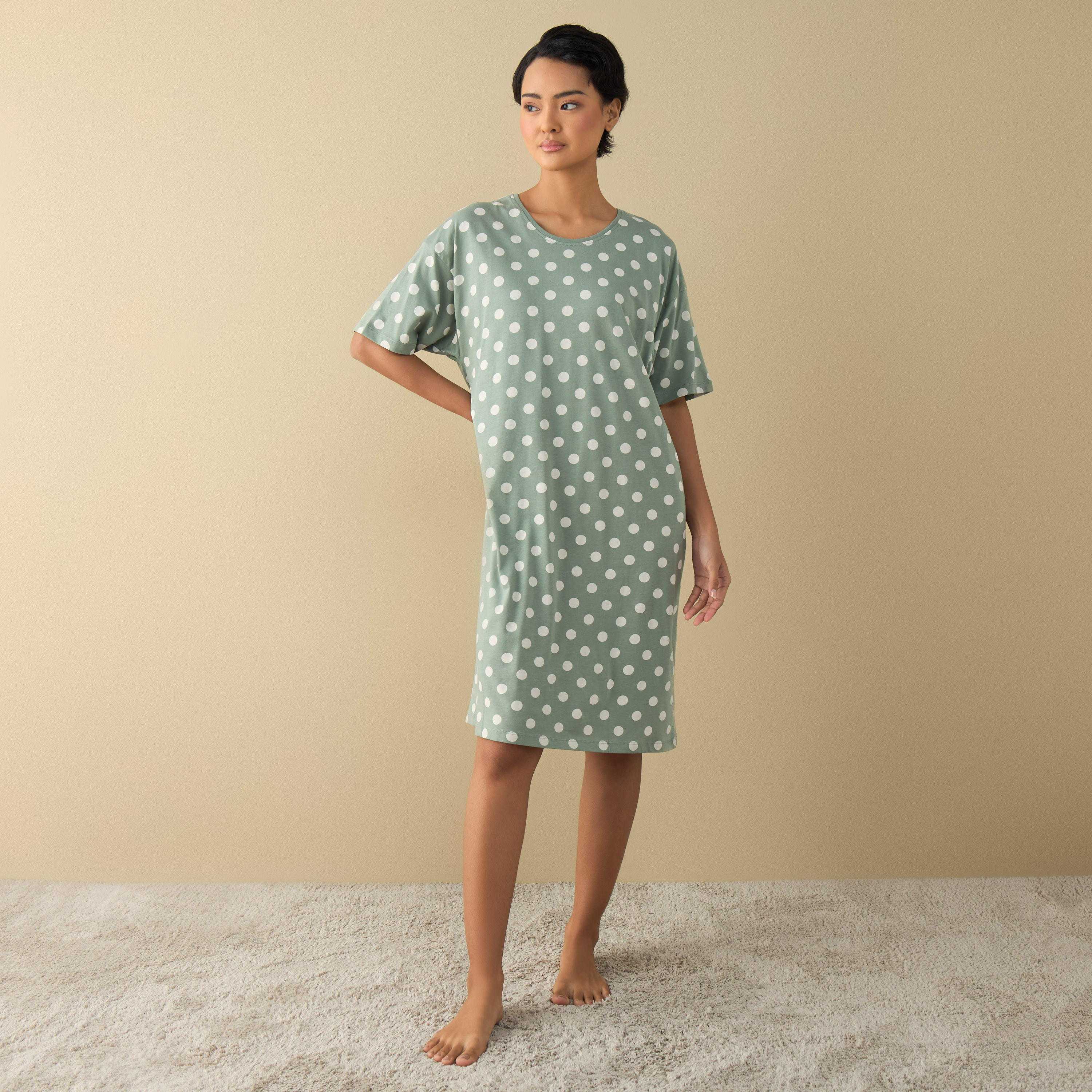 قميص نوم بأكمام قصيرة وطبعات منقطة-women-clothing-nightwear-nighties-image-2