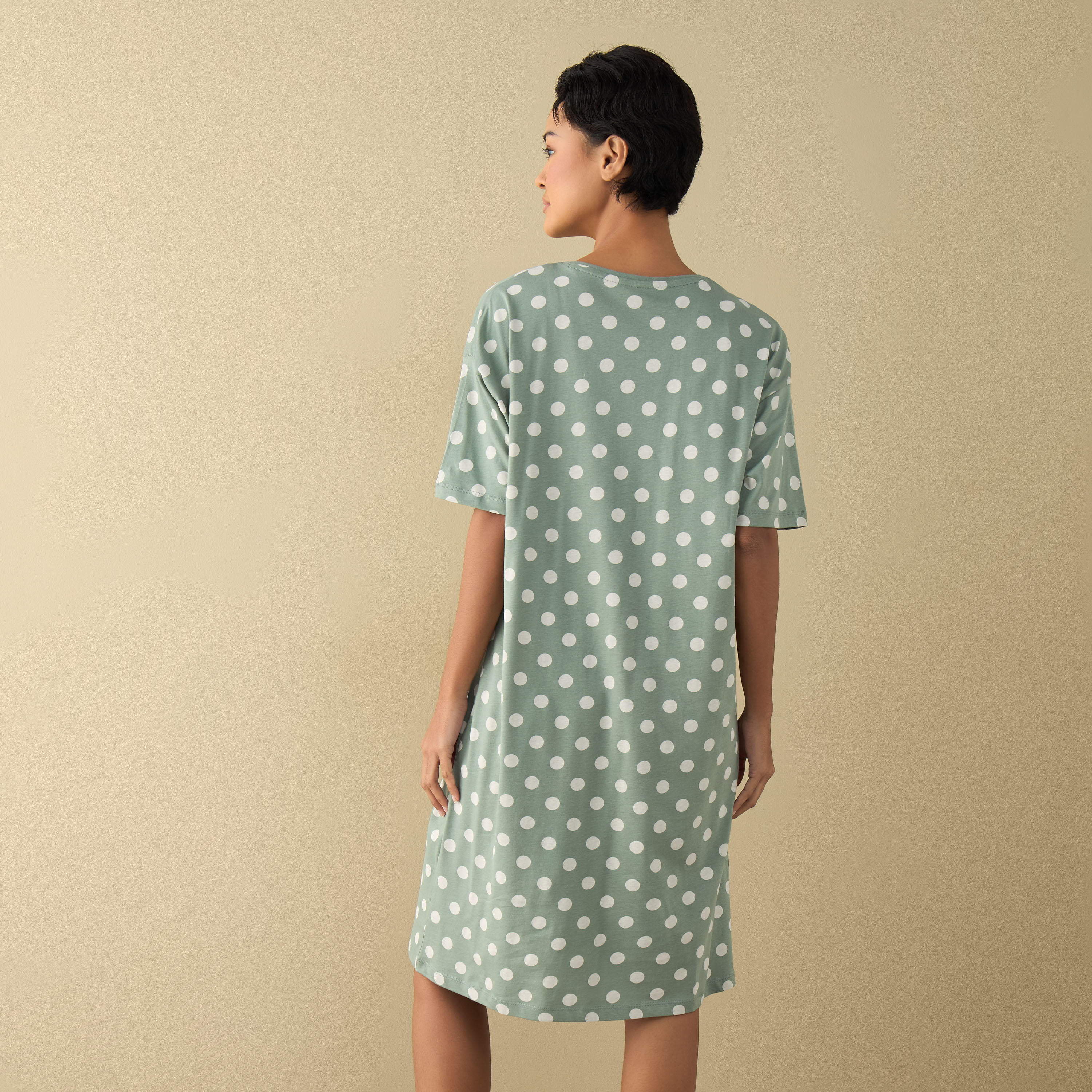 قميص نوم بأكمام قصيرة وطبعات منقطة-women-clothing-nightwear-nighties-image-3