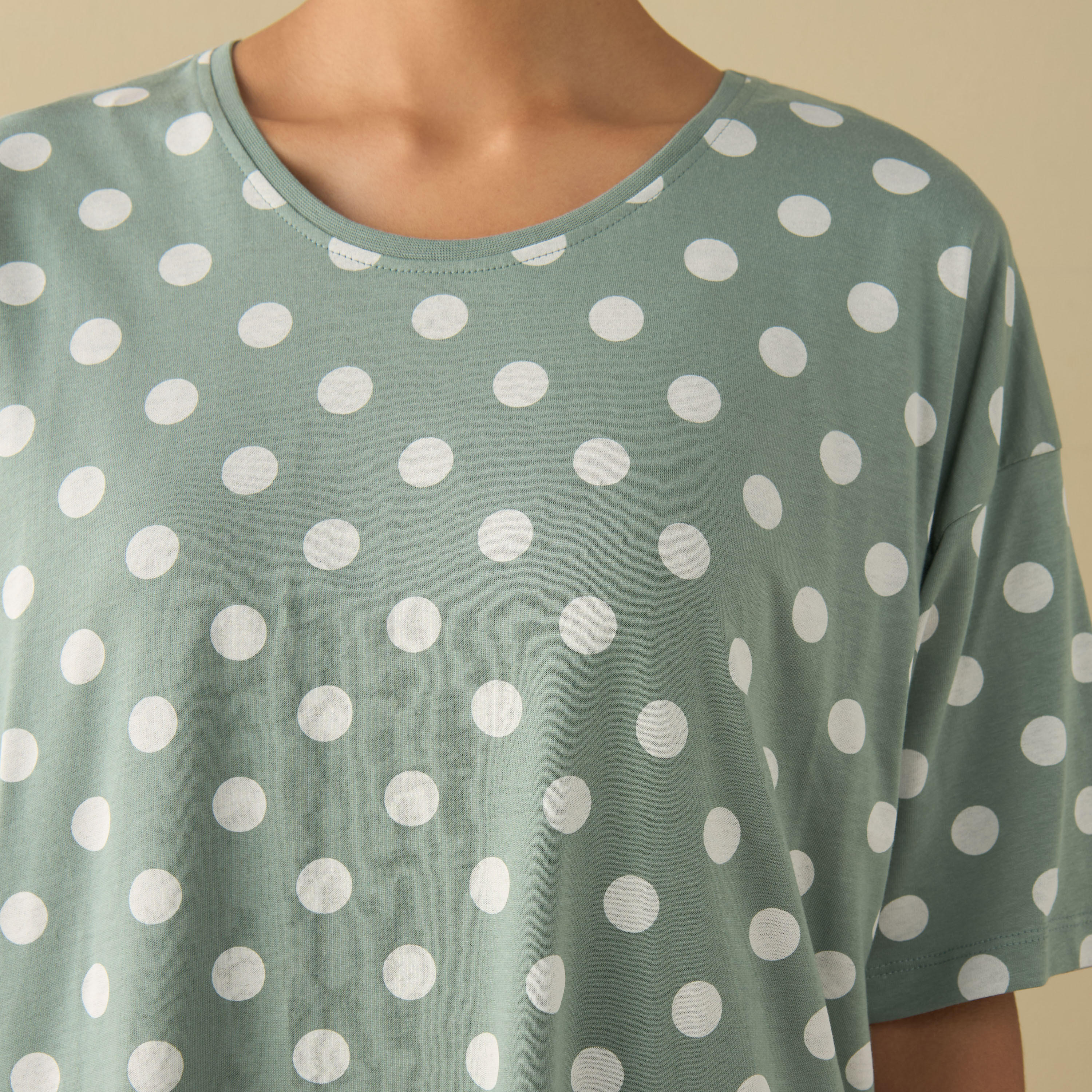 قميص نوم بأكمام قصيرة وطبعات منقطة-women-clothing-nightwear-nighties-image-4