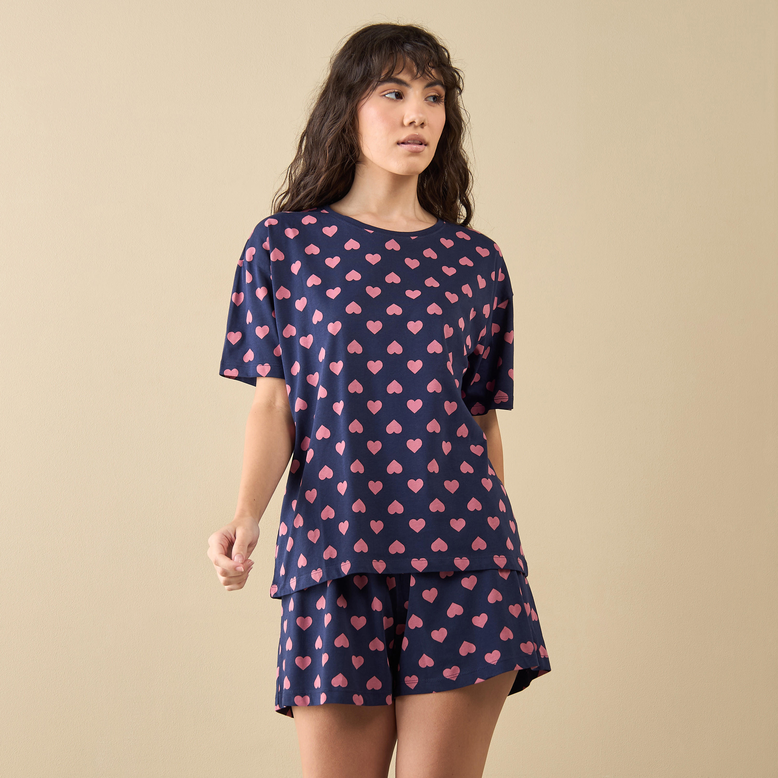 طقم شورت وتيشيرت بطبعات قلوب-women-clothing-nightwear-pyjamas-shortsets-image-1