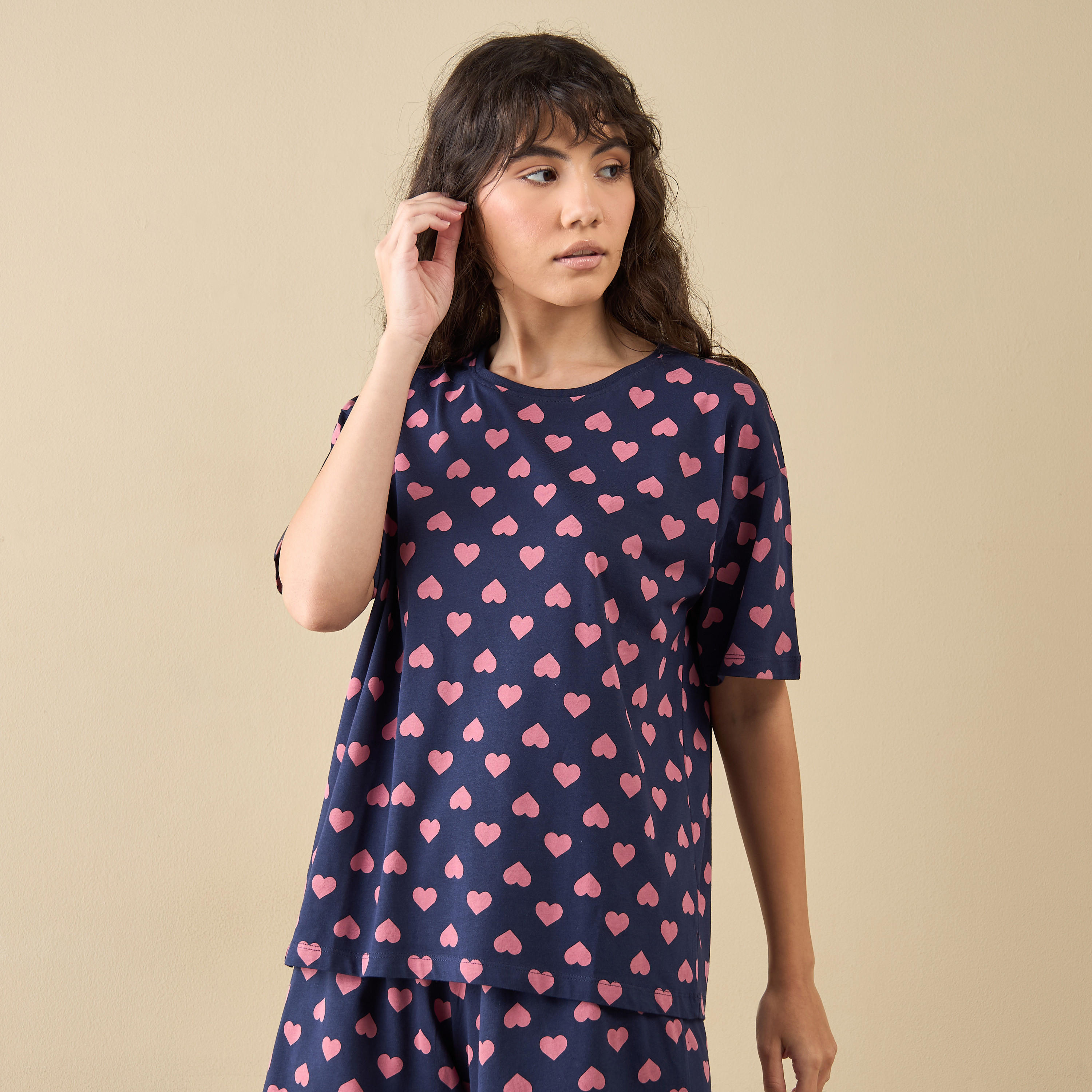 طقم شورت وتيشيرت بطبعات قلوب-women-clothing-nightwear-pyjamas-shortsets-image-2