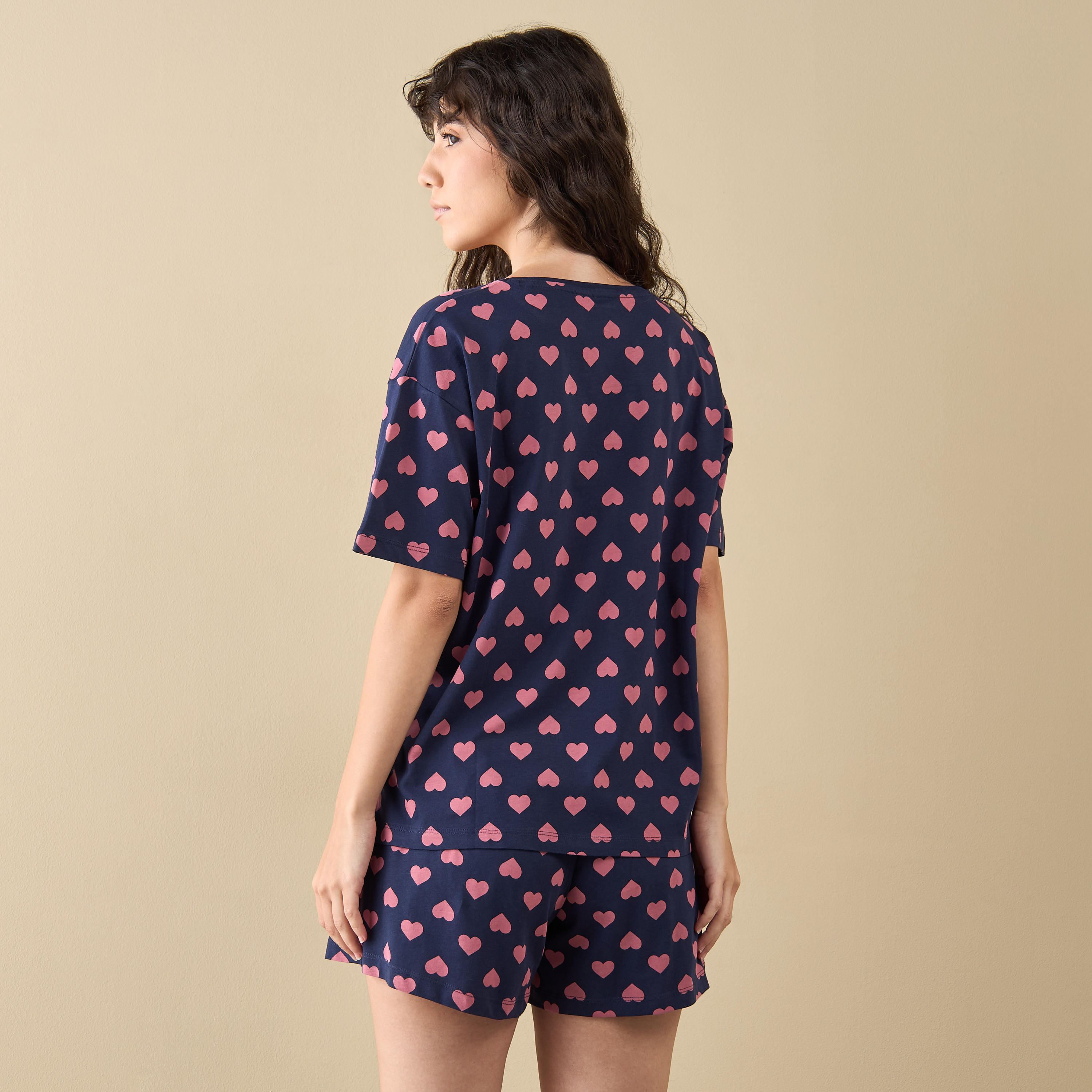 طقم شورت وتيشيرت بطبعات قلوب-women-clothing-nightwear-pyjamas-shortsets-image-3