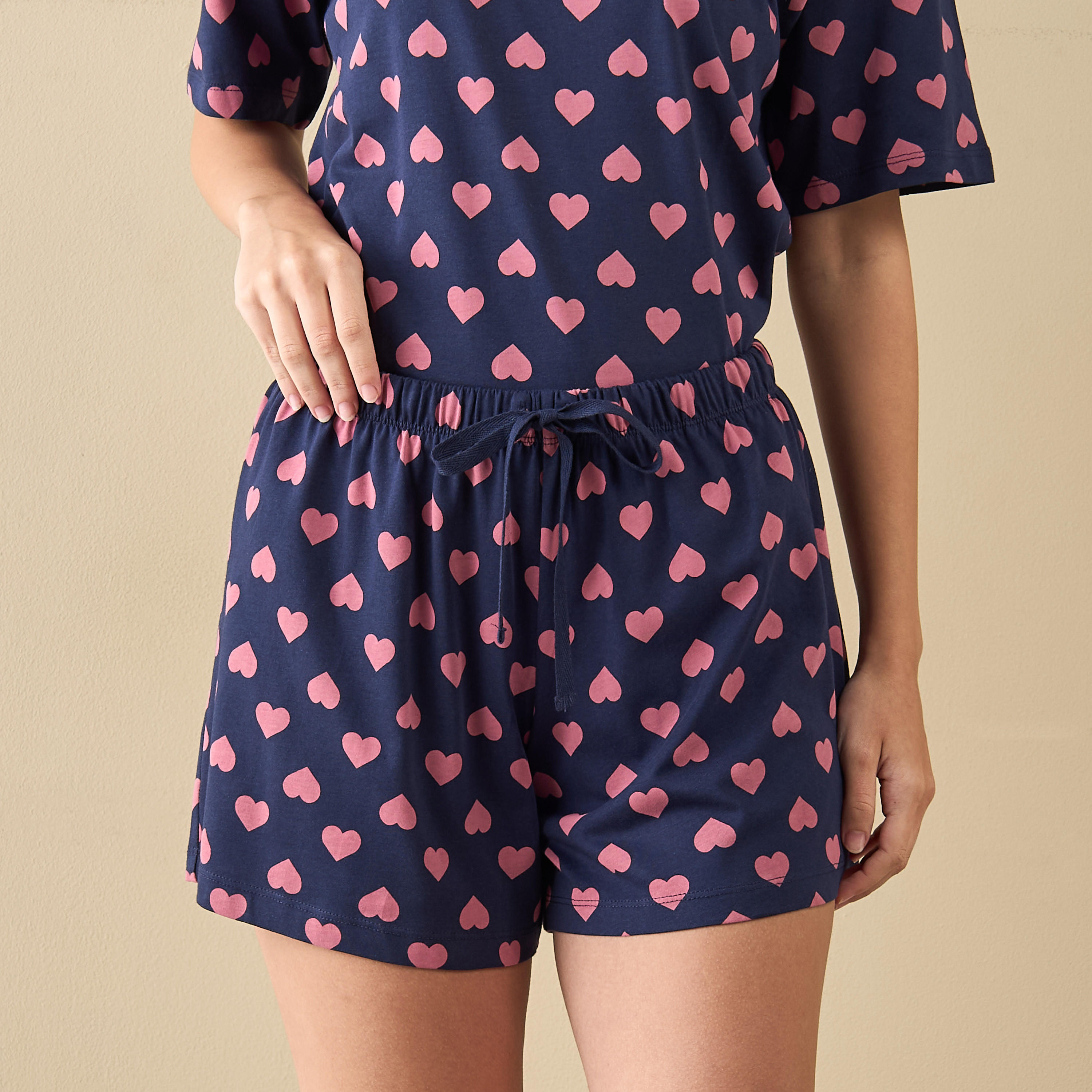طقم شورت وتيشيرت بطبعات قلوب-women-clothing-nightwear-pyjamas-shortsets-image-4