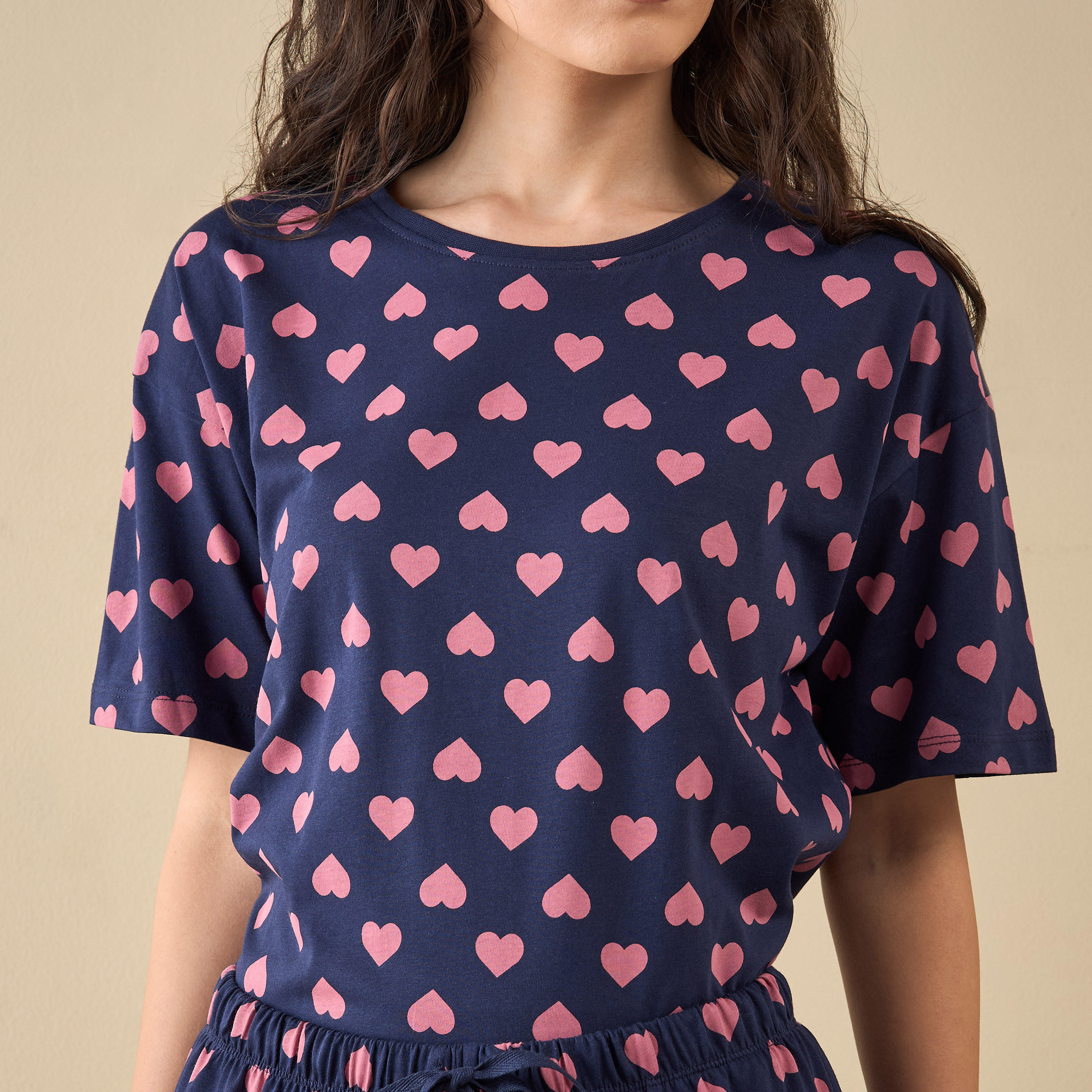 طقم شورت وتيشيرت بطبعات قلوب-women-clothing-nightwear-pyjamas-shortsets-image-5