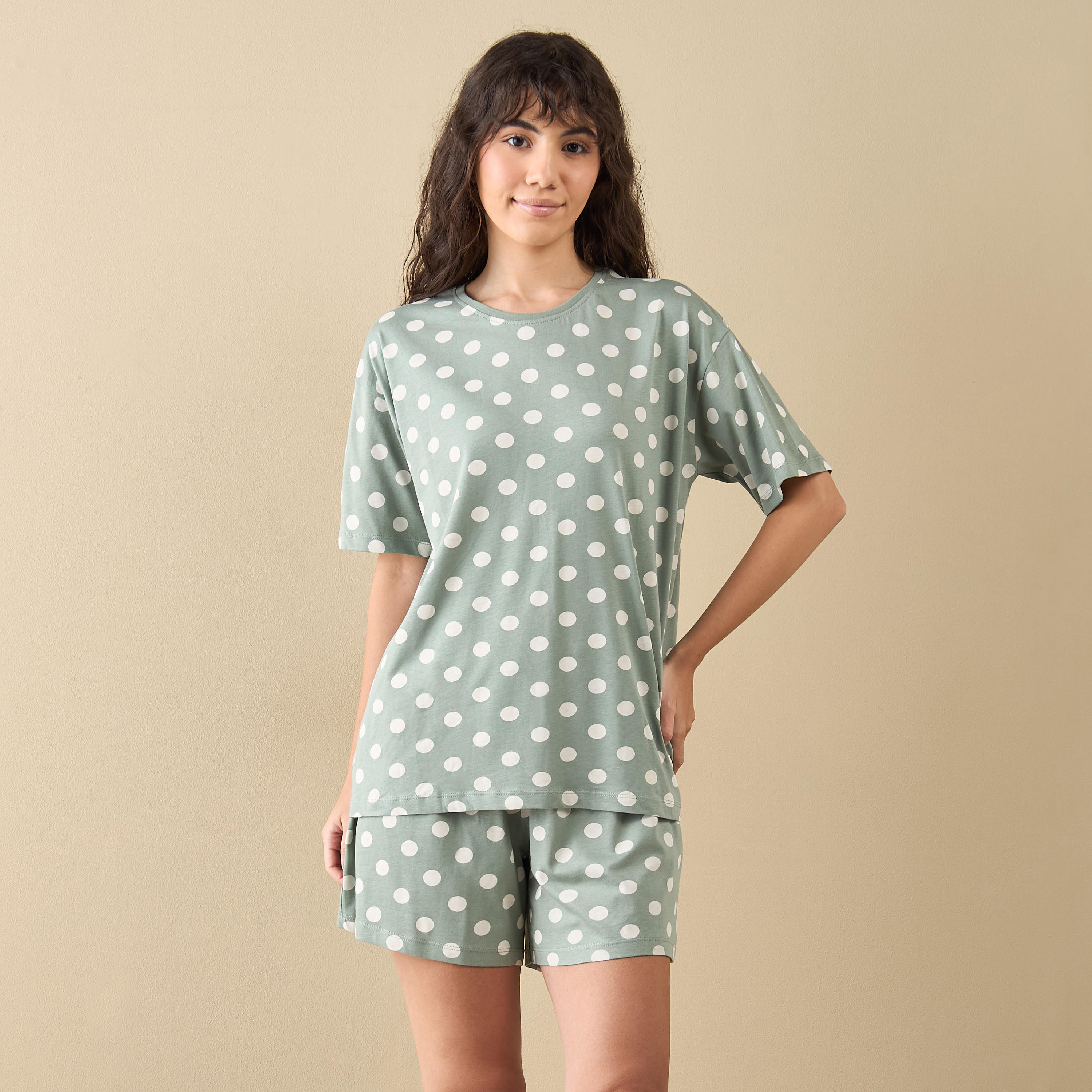 طقم شورت وتيشيرت بطبعات منقّطة-women-clothing-nightwear-pyjamas-shortsets-image-5