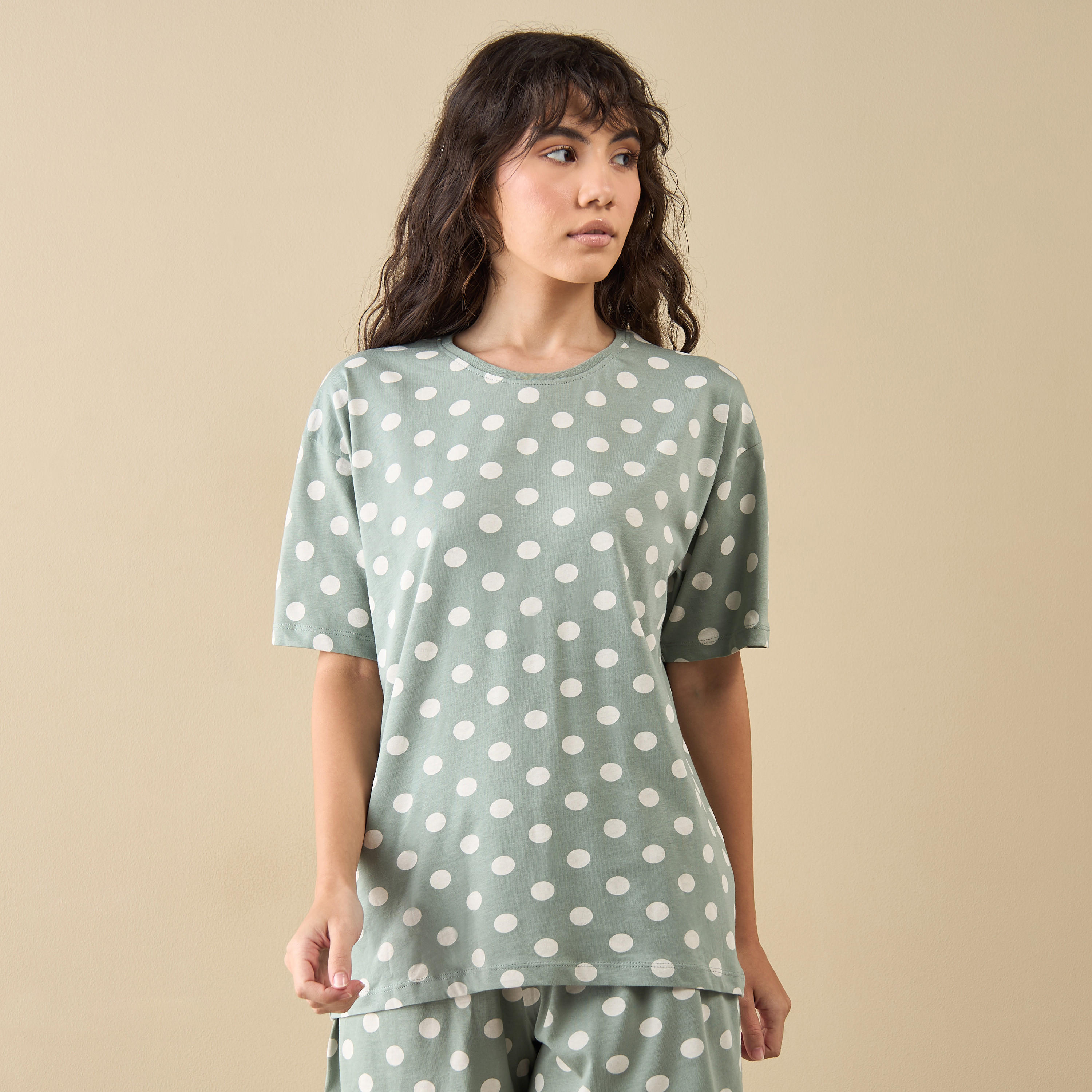 طقم شورت وتيشيرت بطبعات منقّطة-women-clothing-nightwear-pyjamas-shortsets-image-4