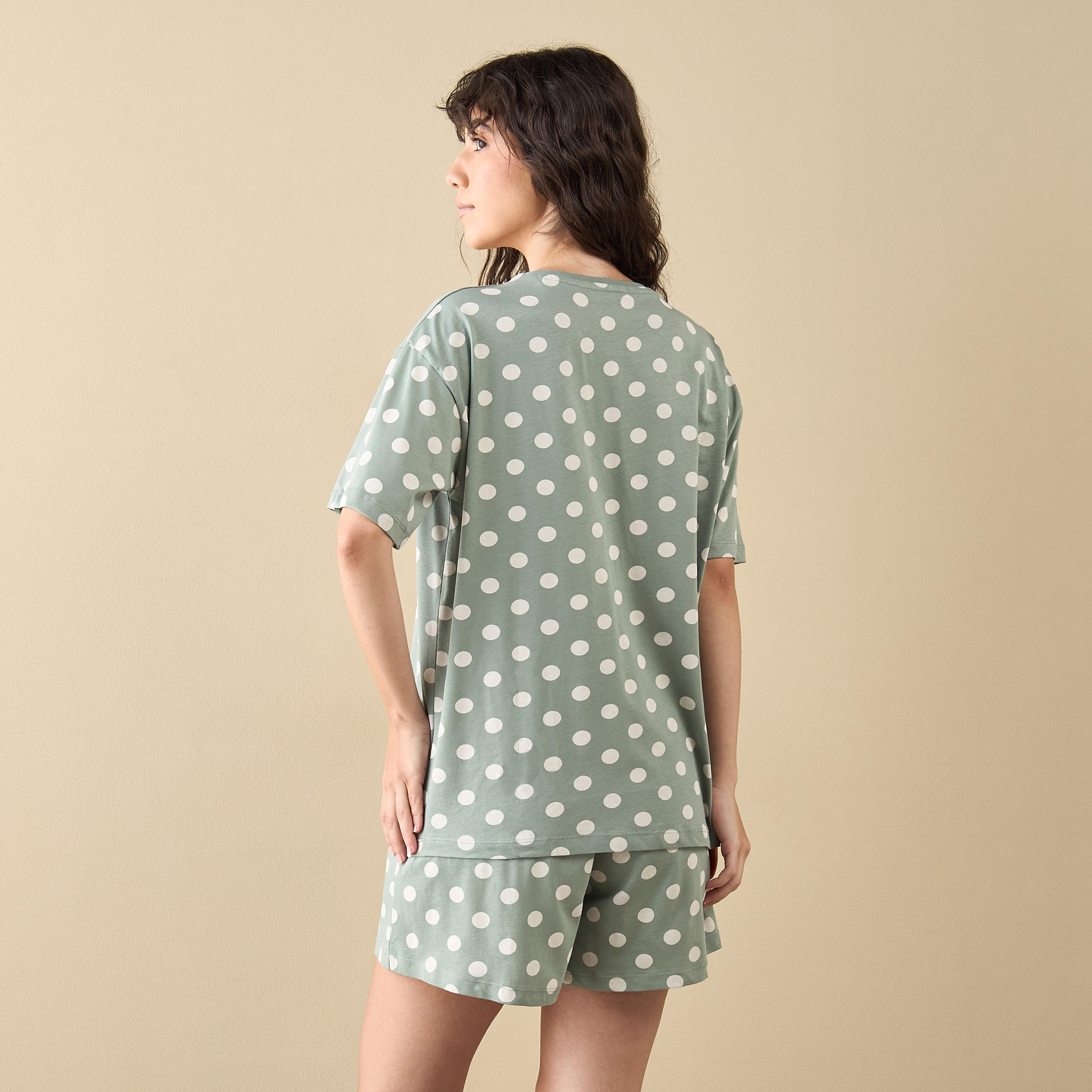 طقم شورت وتيشيرت بطبعات منقّطة-women-clothing-nightwear-pyjamas-shortsets-image-3