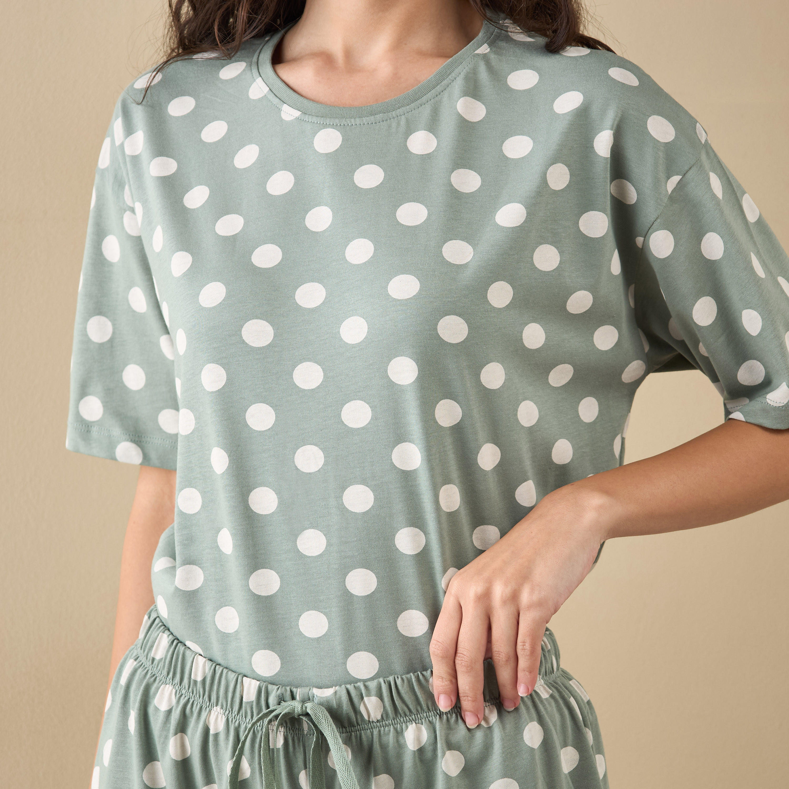 طقم شورت وتيشيرت بطبعات منقّطة-women-clothing-nightwear-pyjamas-shortsets-image-1