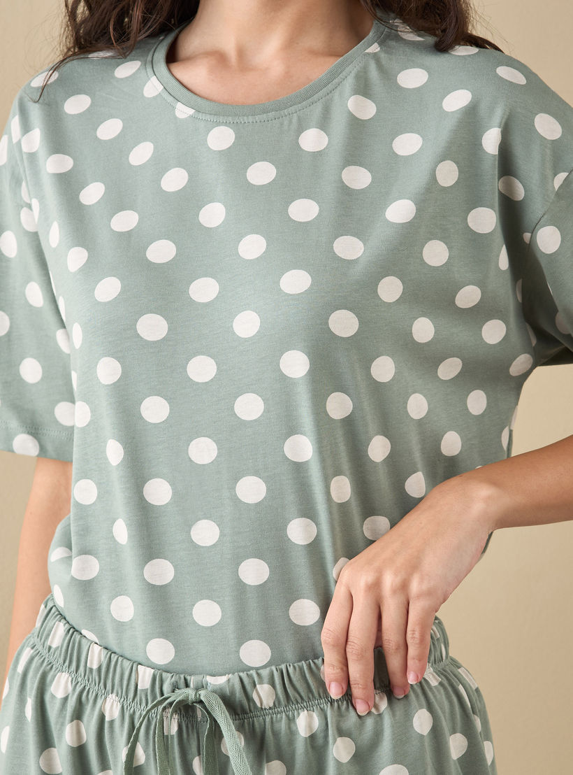 طقم شورت وتيشيرت بطبعات منقّطة-women-clothing-nightwear-pyjamas-shortsets-image-1