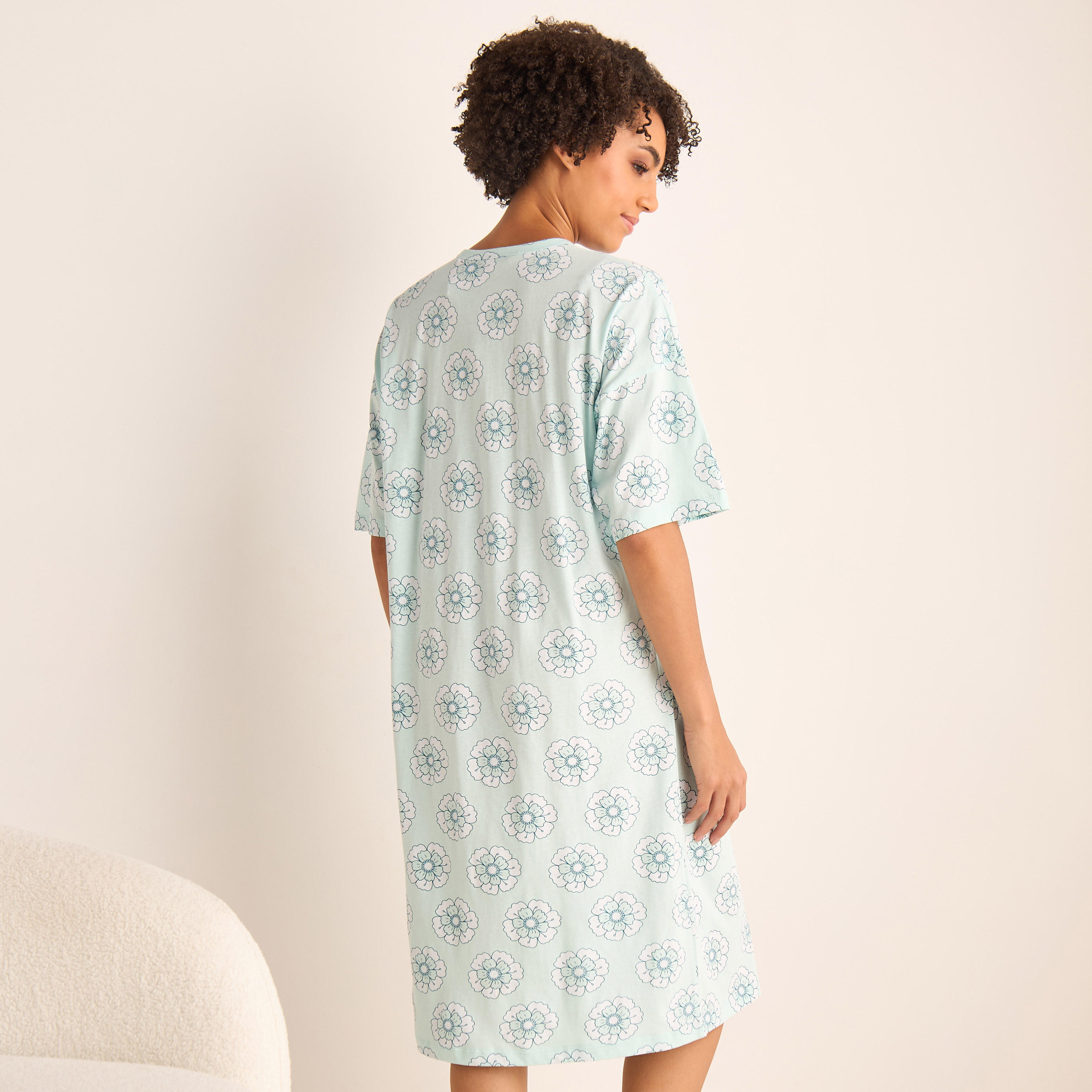 قميص نوم بأكمام قصيرة وزر إغلاق وطبعات أزهار-women-clothing-nightwear-nighties-image-3