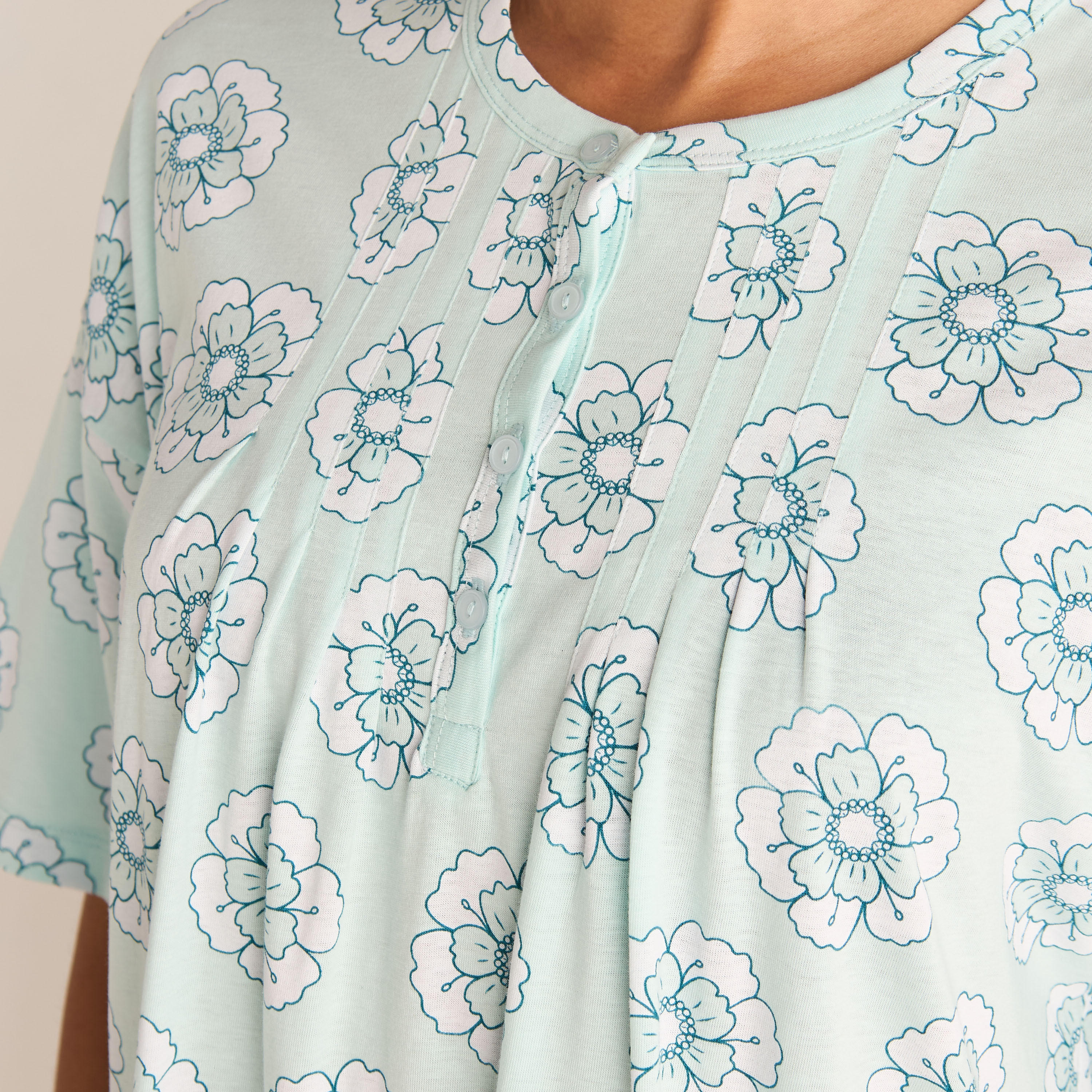 قميص نوم بأكمام قصيرة وزر إغلاق وطبعات أزهار-women-clothing-nightwear-nighties-image-4
