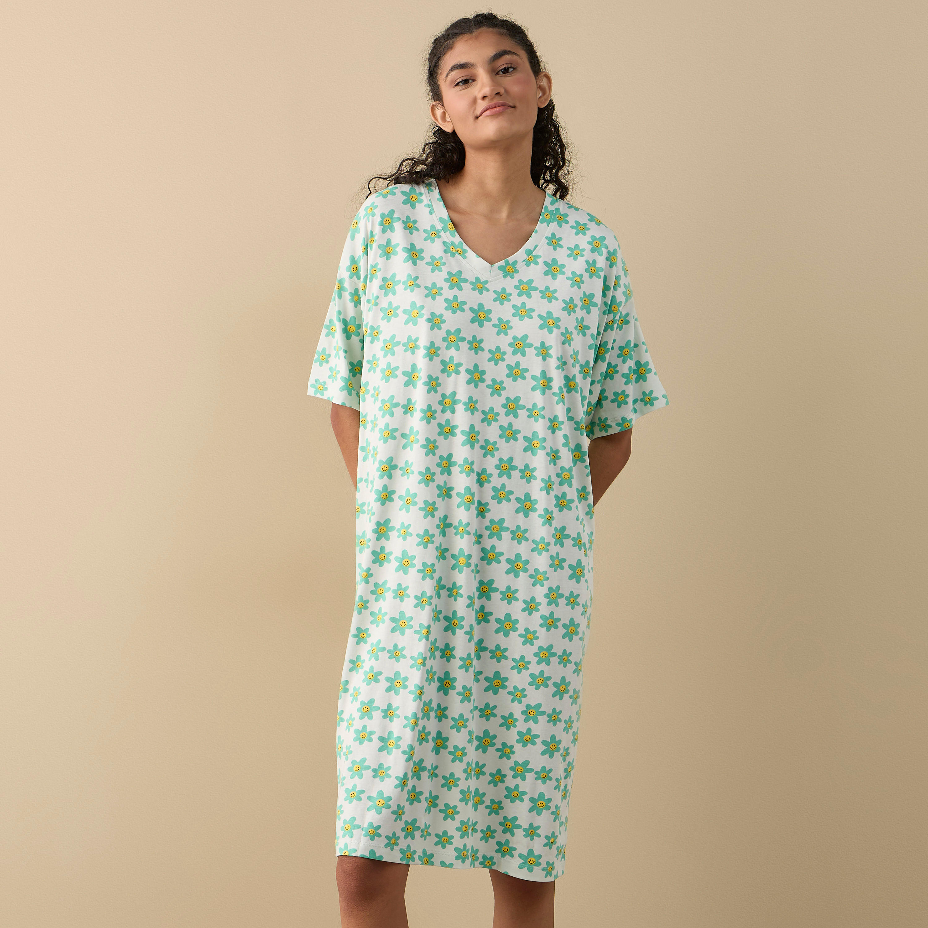 قميص نوم بطبعات زهور وياقة V-women-clothing-nightwear-nighties-image-1
