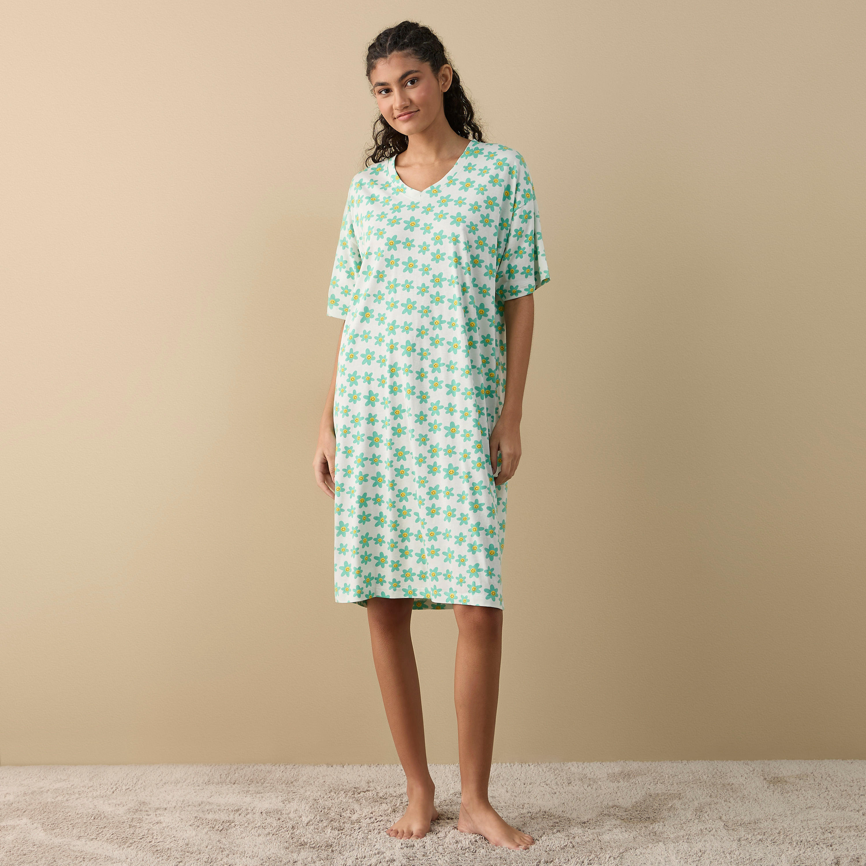 قميص نوم بطبعات زهور وياقة V-women-clothing-nightwear-nighties-image-2