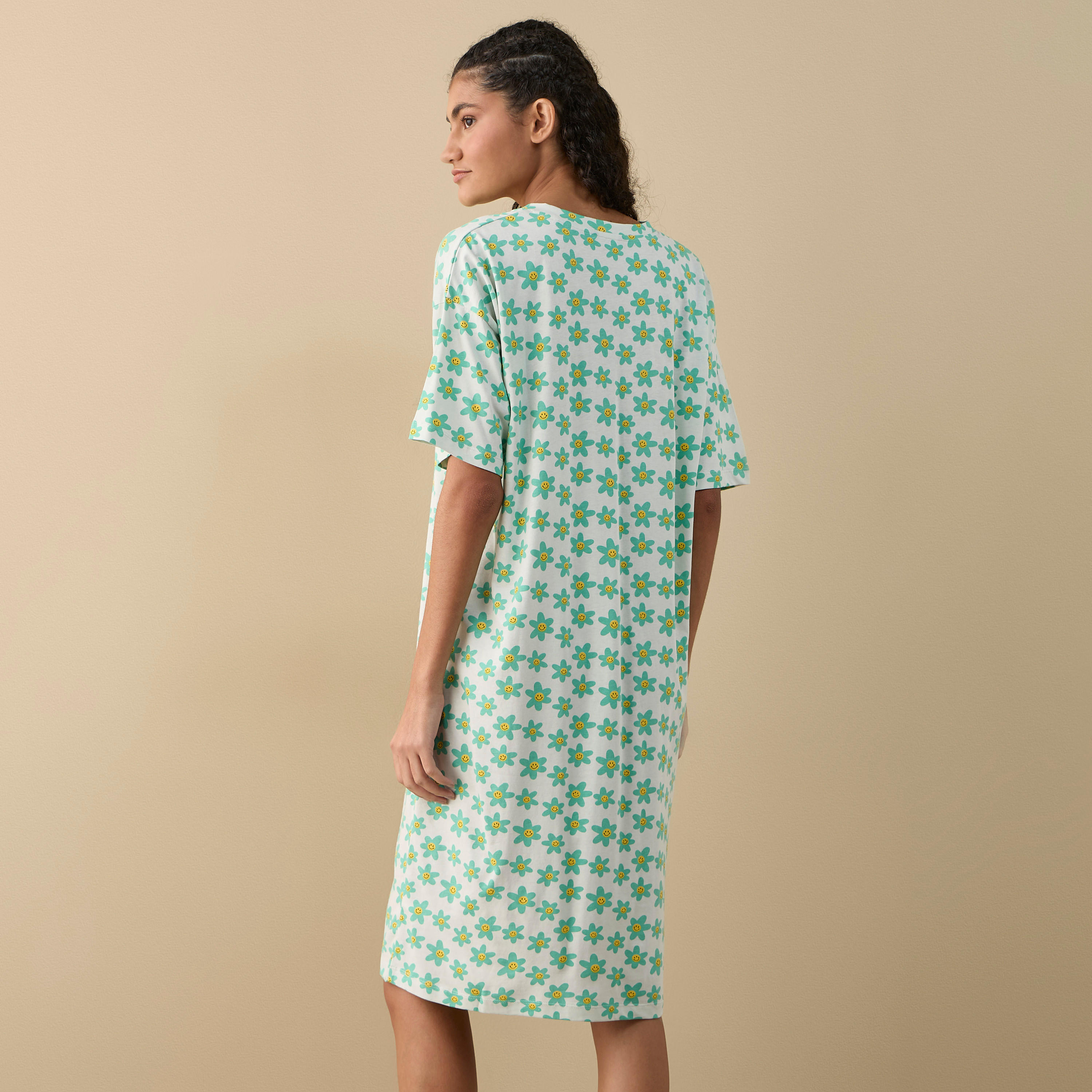 قميص نوم بطبعات زهور وياقة V-women-clothing-nightwear-nighties-image-3