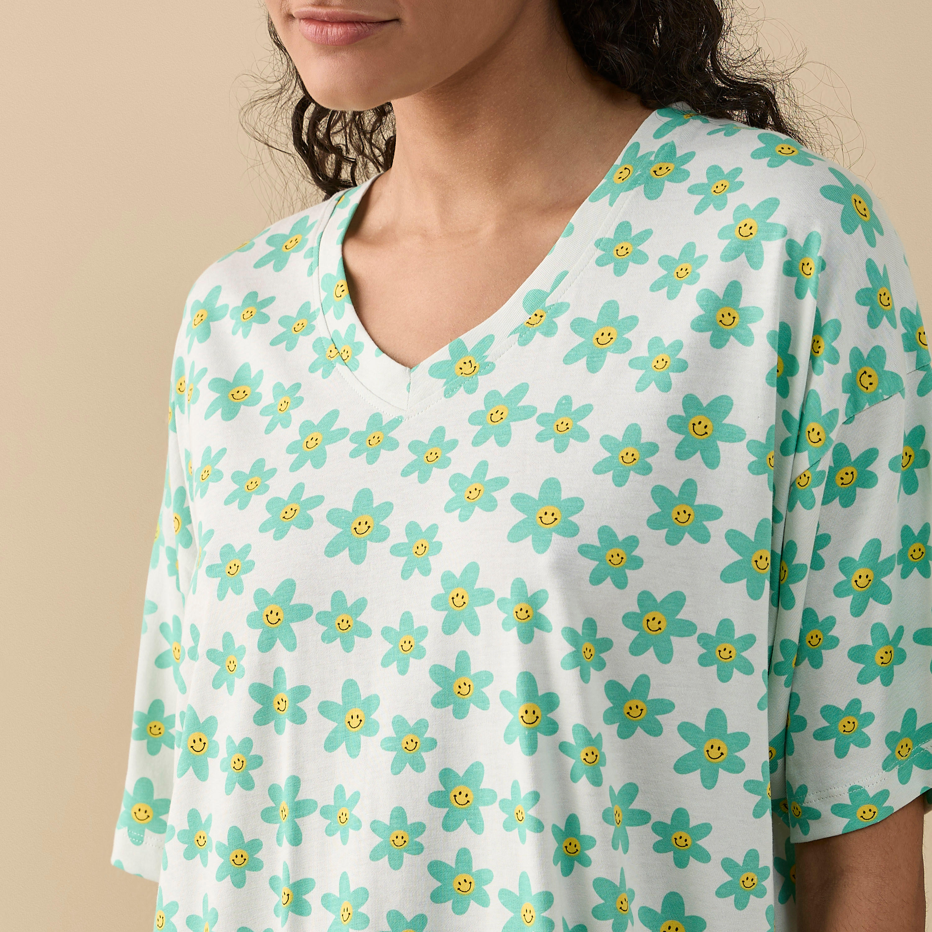 قميص نوم بطبعات زهور وياقة V-women-clothing-nightwear-nighties-image-4