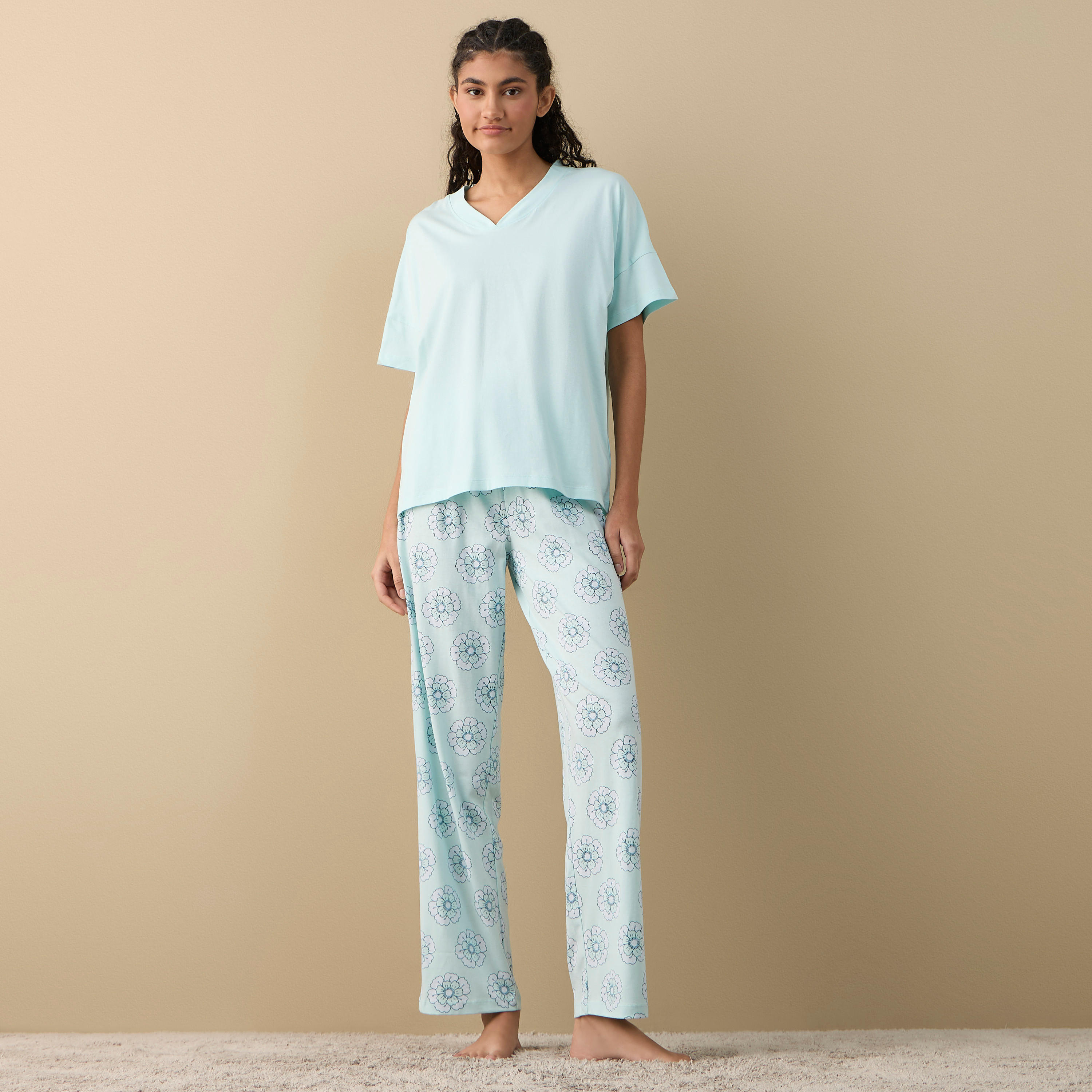 طقم بنطلون بيجاما بطبعات زهرية وبلوزة بياقة V-women-clothing-nightwear-pyjamas-longsets-image-1