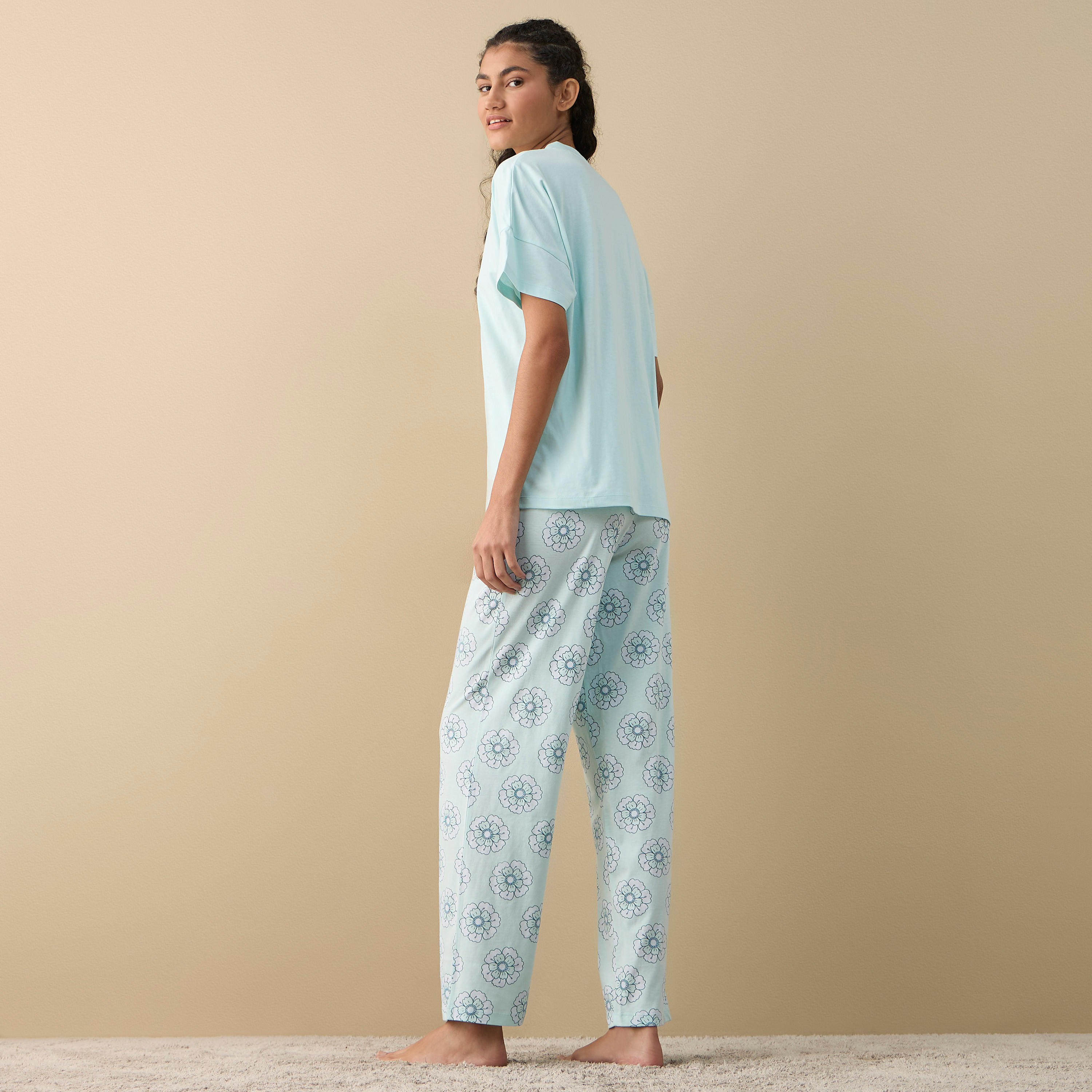 طقم بنطلون بيجاما بطبعات زهرية وبلوزة بياقة V-women-clothing-nightwear-pyjamas-longsets-image-4