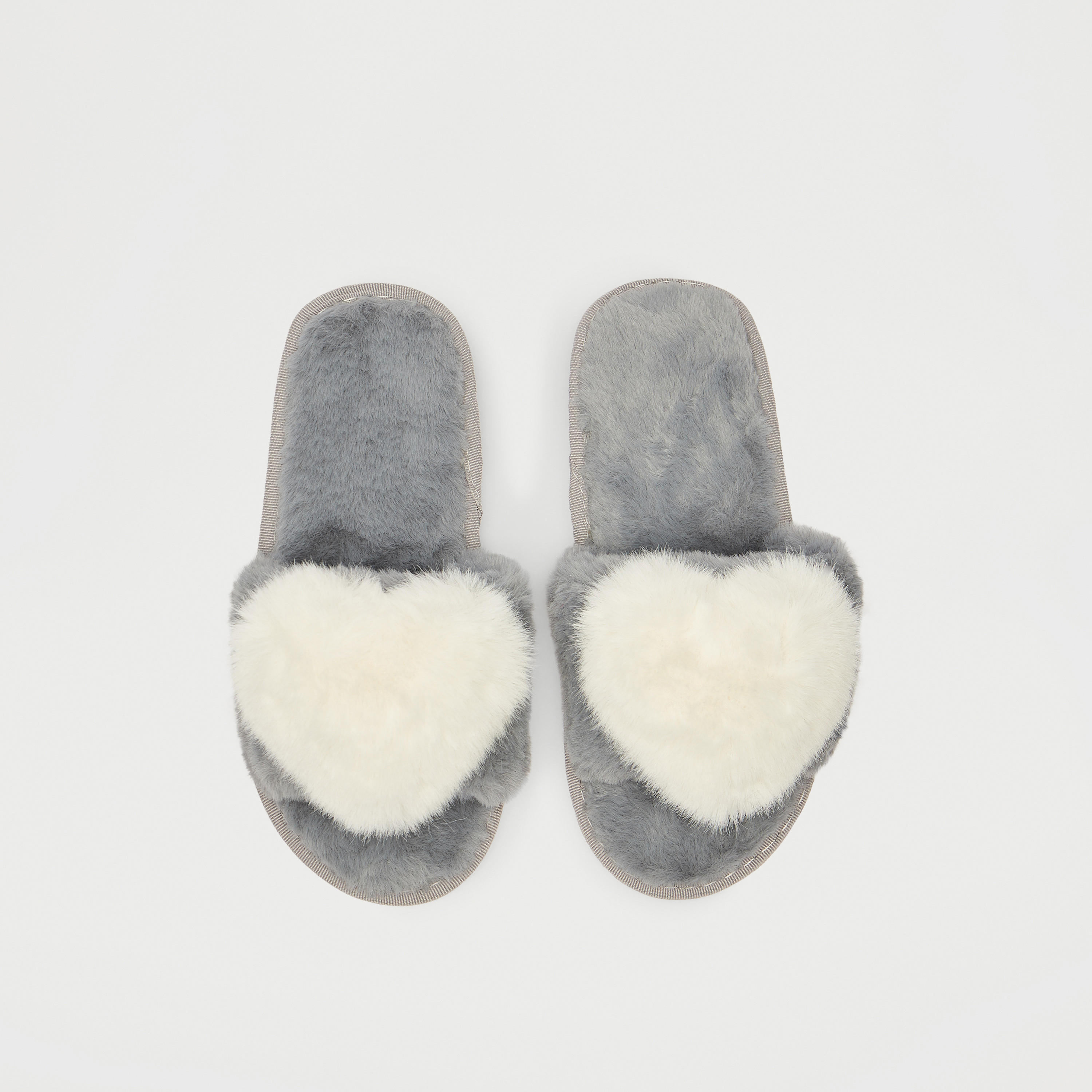 شبشب غرفة نوم سهل الارتداء بزينة قلب-women-clothing-nightwear-bedroomslippers-image-1