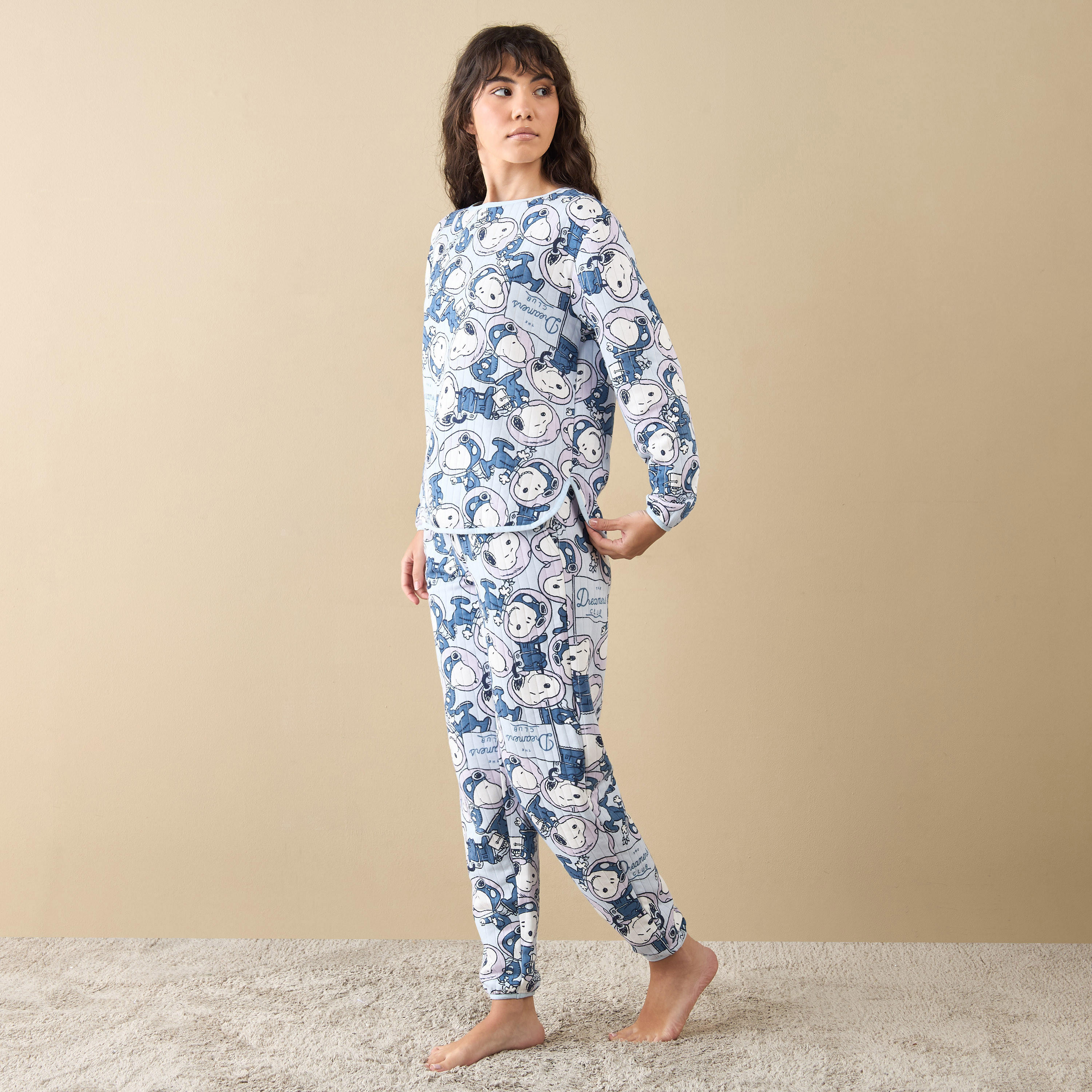 طقم بنطلون بيجاما مطاطي وتيشيرت بأكمام طويلة وطبعات سنوبي-women-clothing-nightwear-pyjamas-longsets-image-1
