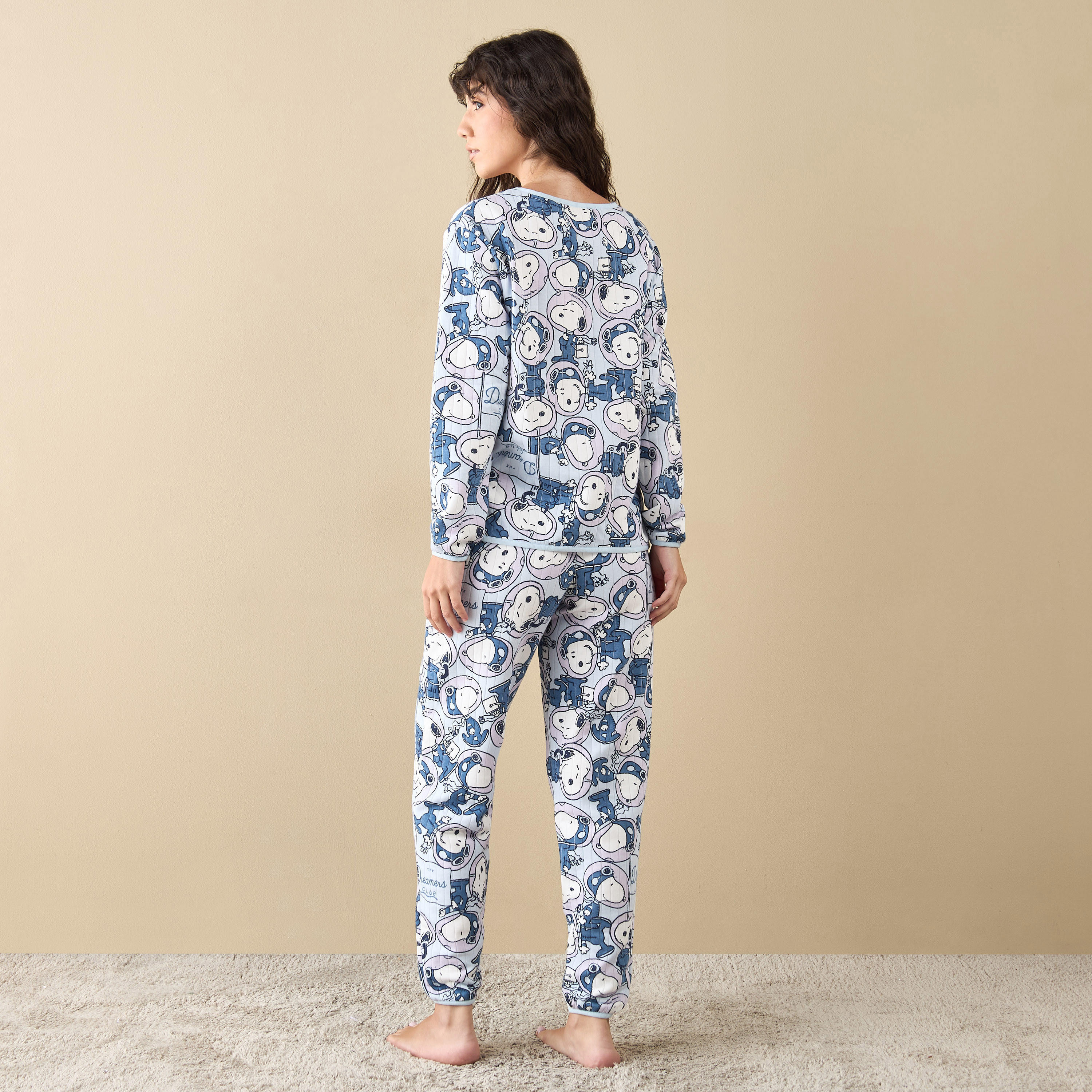 طقم بنطلون بيجاما مطاطي وتيشيرت بأكمام طويلة وطبعات سنوبي-women-clothing-nightwear-pyjamas-longsets-image-3