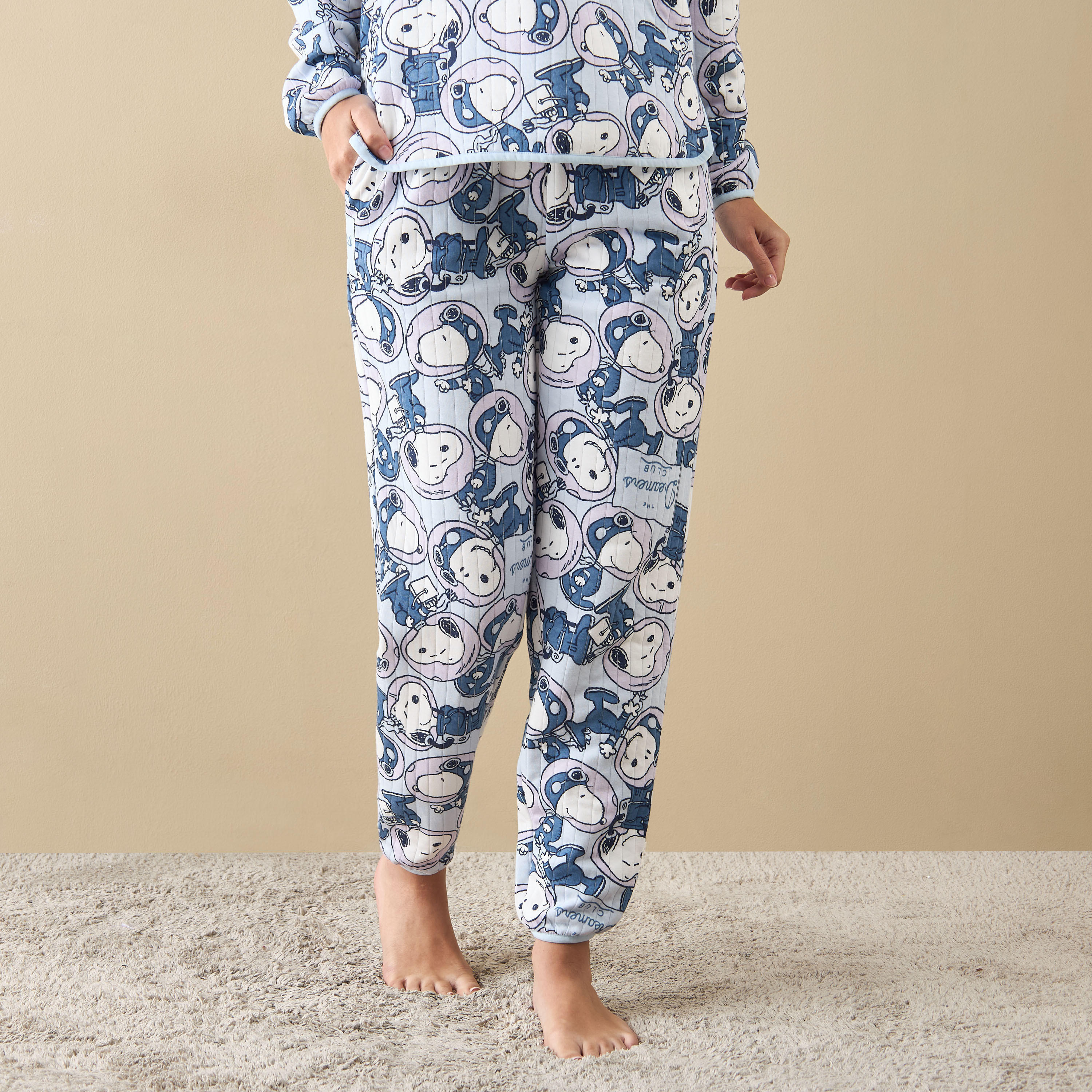 طقم بنطلون بيجاما مطاطي وتيشيرت بأكمام طويلة وطبعات سنوبي-women-clothing-nightwear-pyjamas-longsets-image-4
