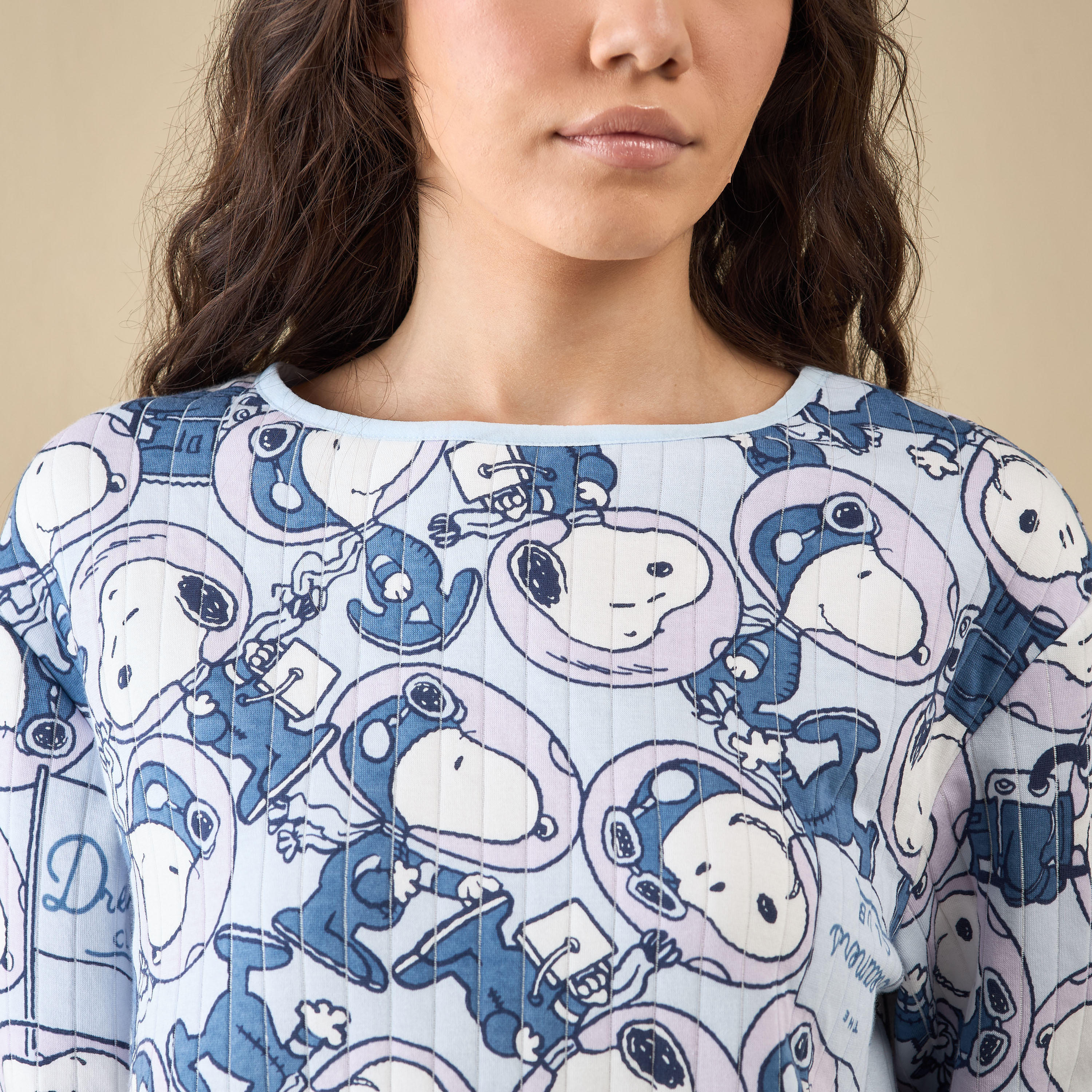 طقم بنطلون بيجاما مطاطي وتيشيرت بأكمام طويلة وطبعات سنوبي-women-clothing-nightwear-pyjamas-longsets-image-5