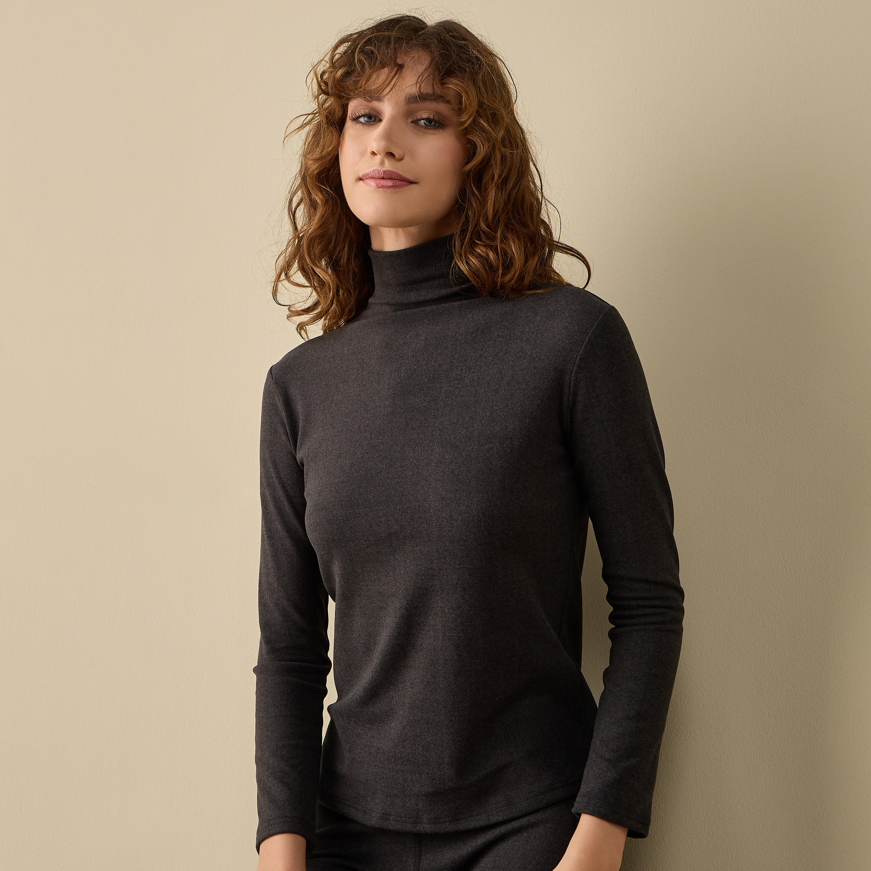 بلوزة مضلعة بأكمام طويلة وياقة عالية-women-clothing-lingerie-thermals-image-1