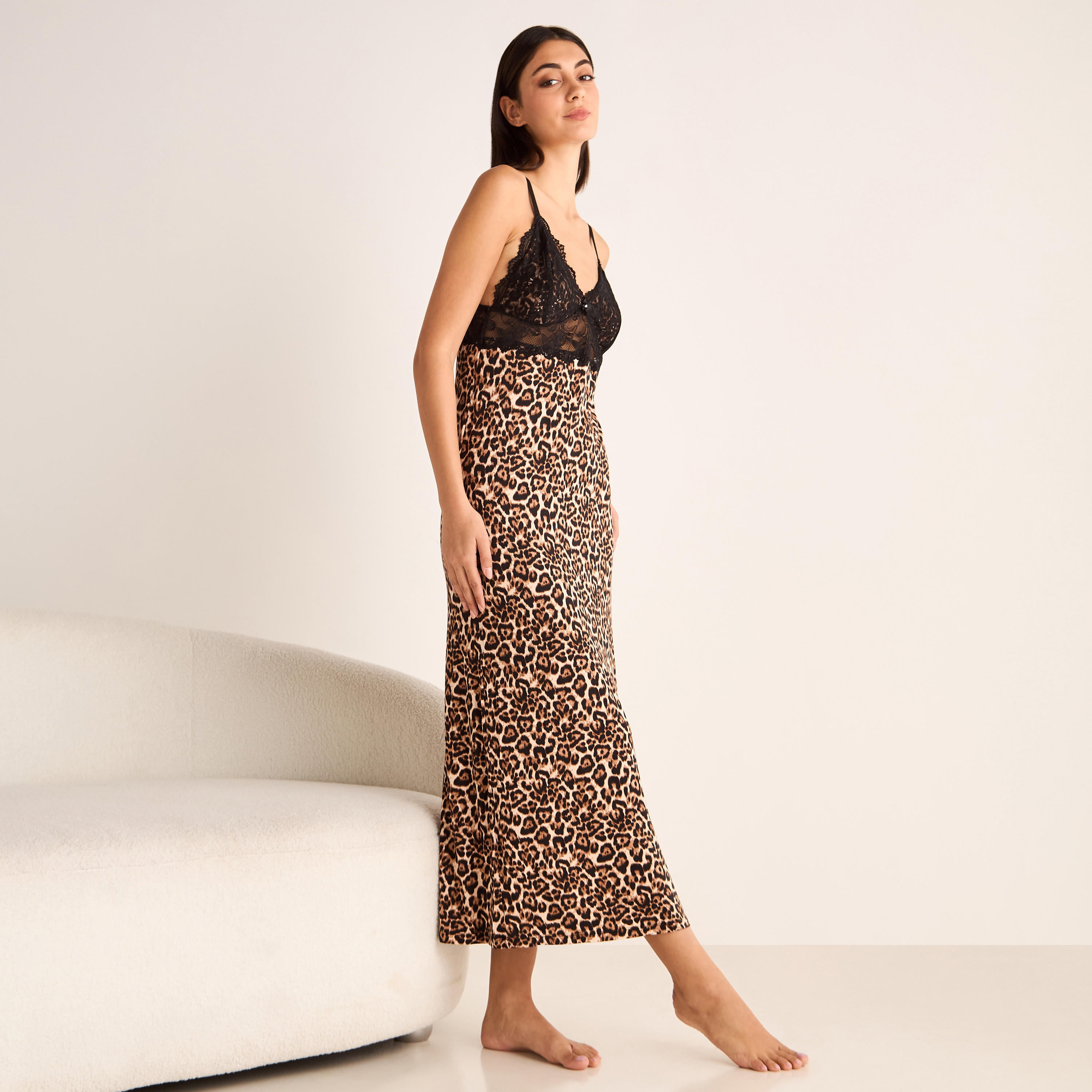 فستان ليلي بأحزمة قابلة للتعديل وتفاصيل دانتيل وياقة V وطبعات-women-clothing-nightwear-nighties-image-1