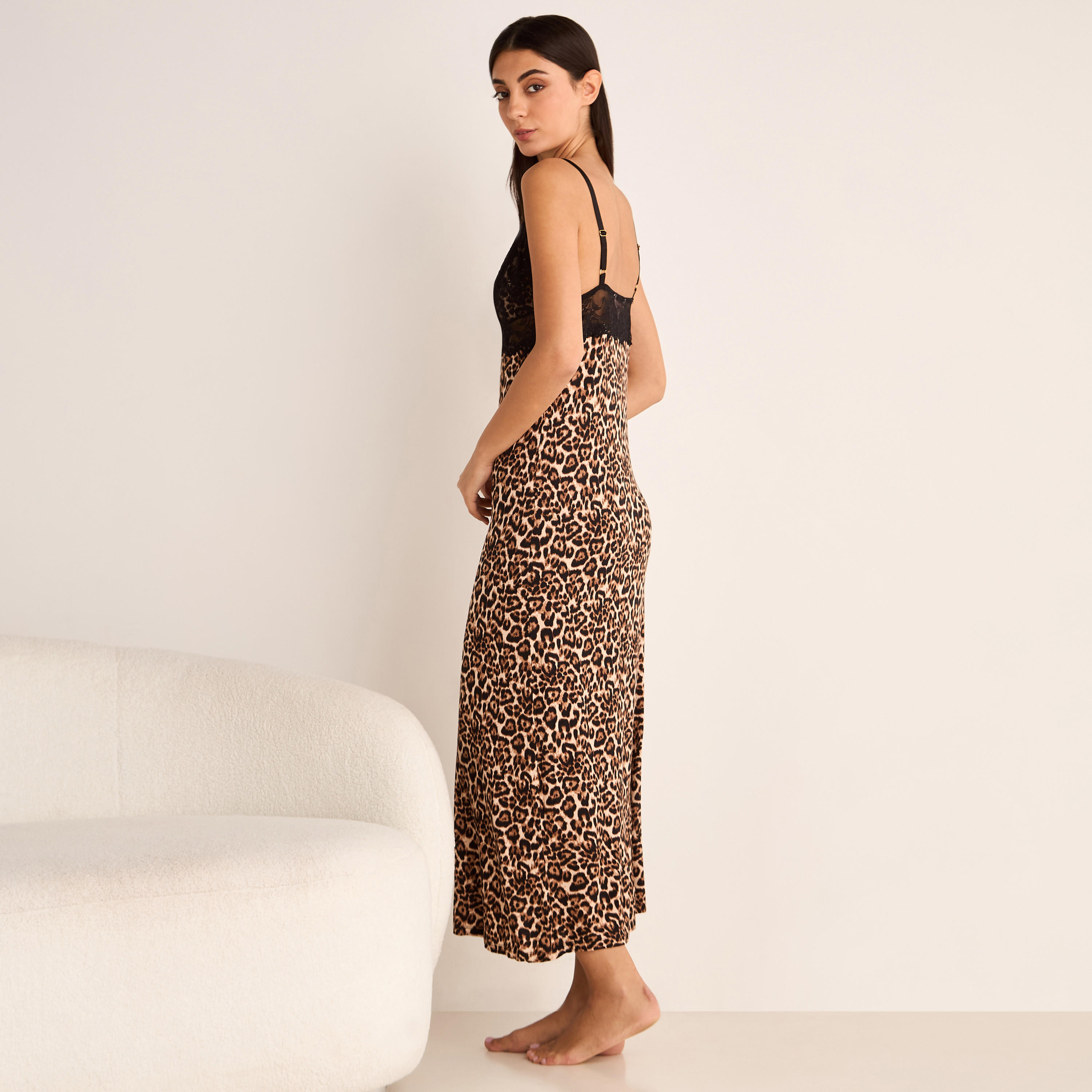 فستان ليلي بأحزمة قابلة للتعديل وتفاصيل دانتيل وياقة V وطبعات-women-clothing-nightwear-nighties-image-3