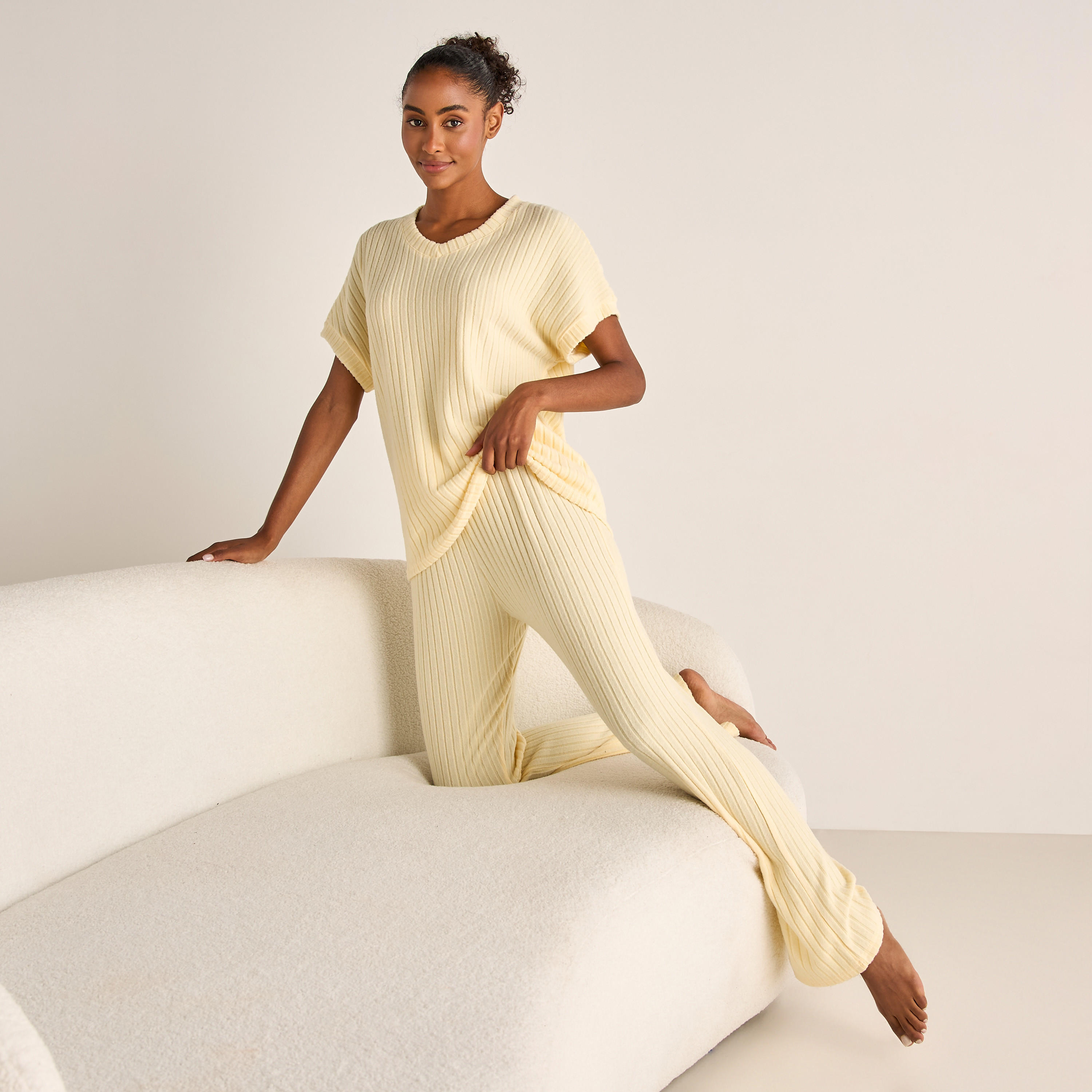 طقم بلوزة مضلعة بياقة V وبنطلون بيجاما بخصر مطاطي-women-clothing-nightwear-pyjamas-longsets-image-7