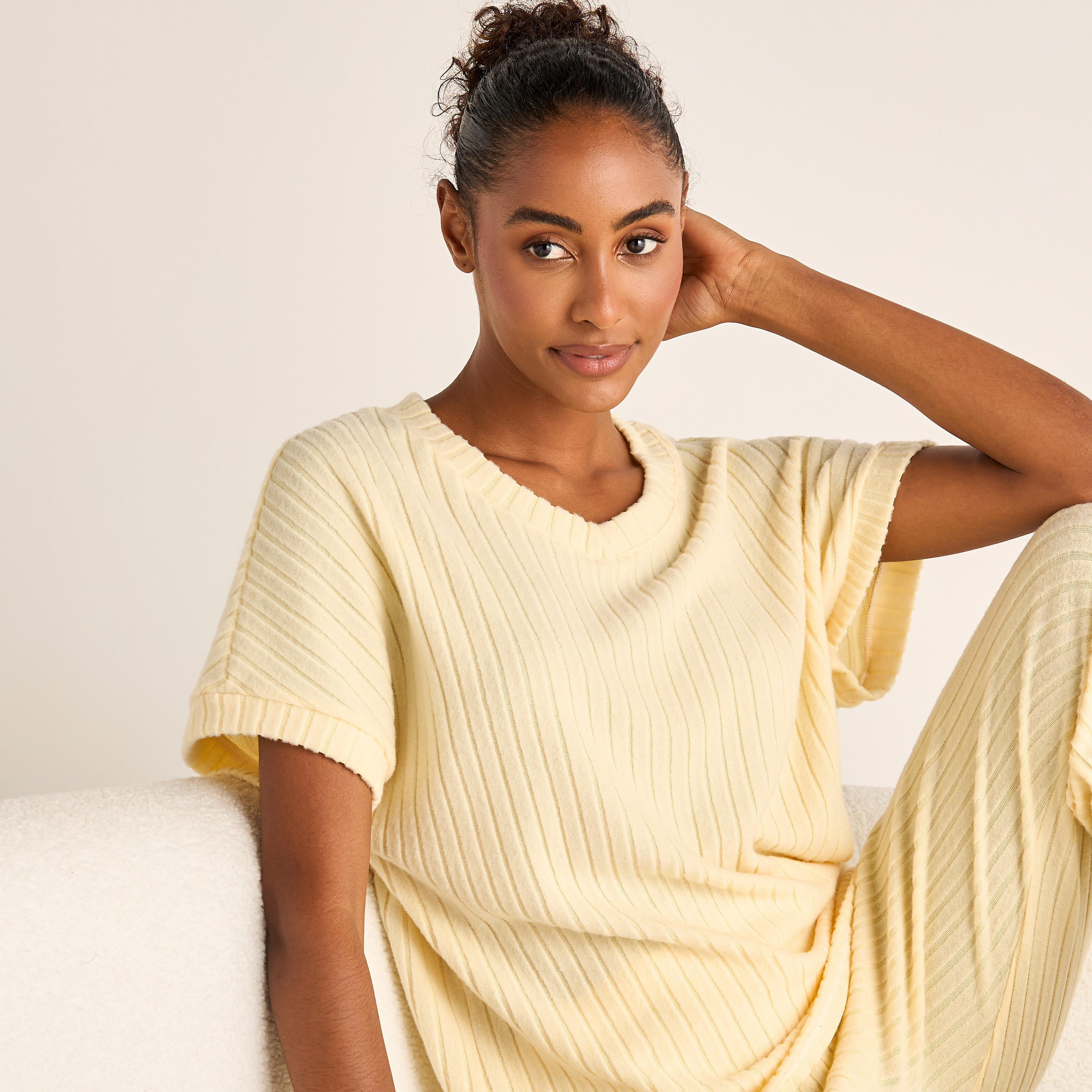طقم بلوزة مضلعة بياقة V وبنطلون بيجاما بخصر مطاطي-women-clothing-nightwear-pyjamas-longsets-image-3