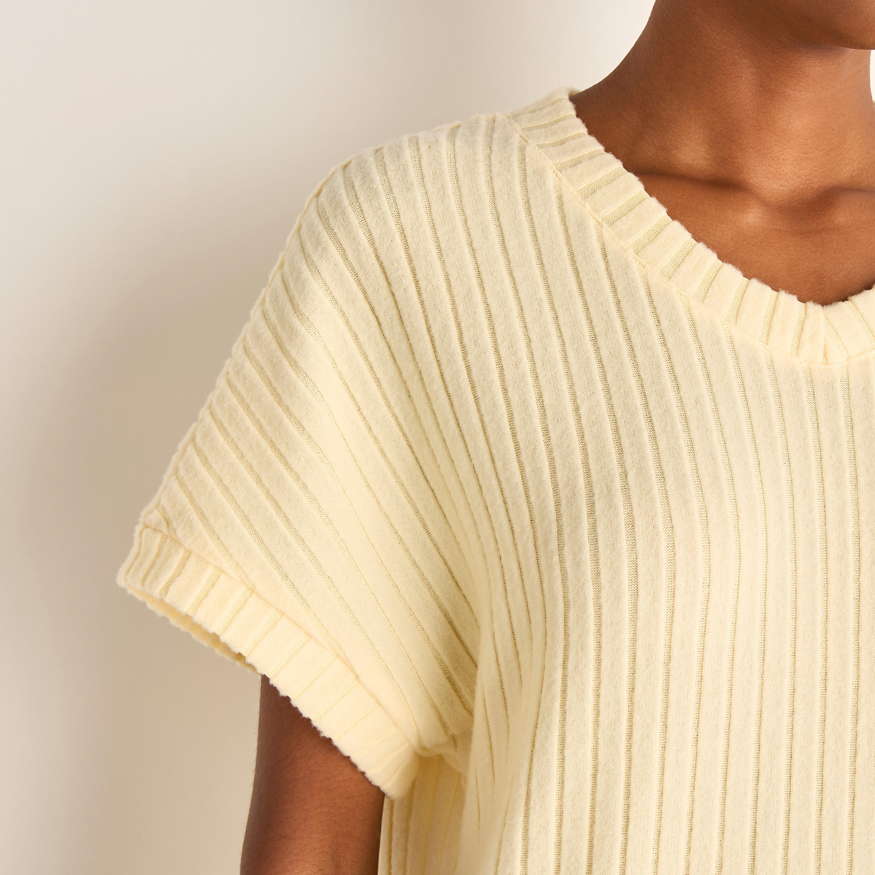 طقم بلوزة مضلعة بياقة V وبنطلون بيجاما بخصر مطاطي-women-clothing-nightwear-pyjamas-longsets-image-1