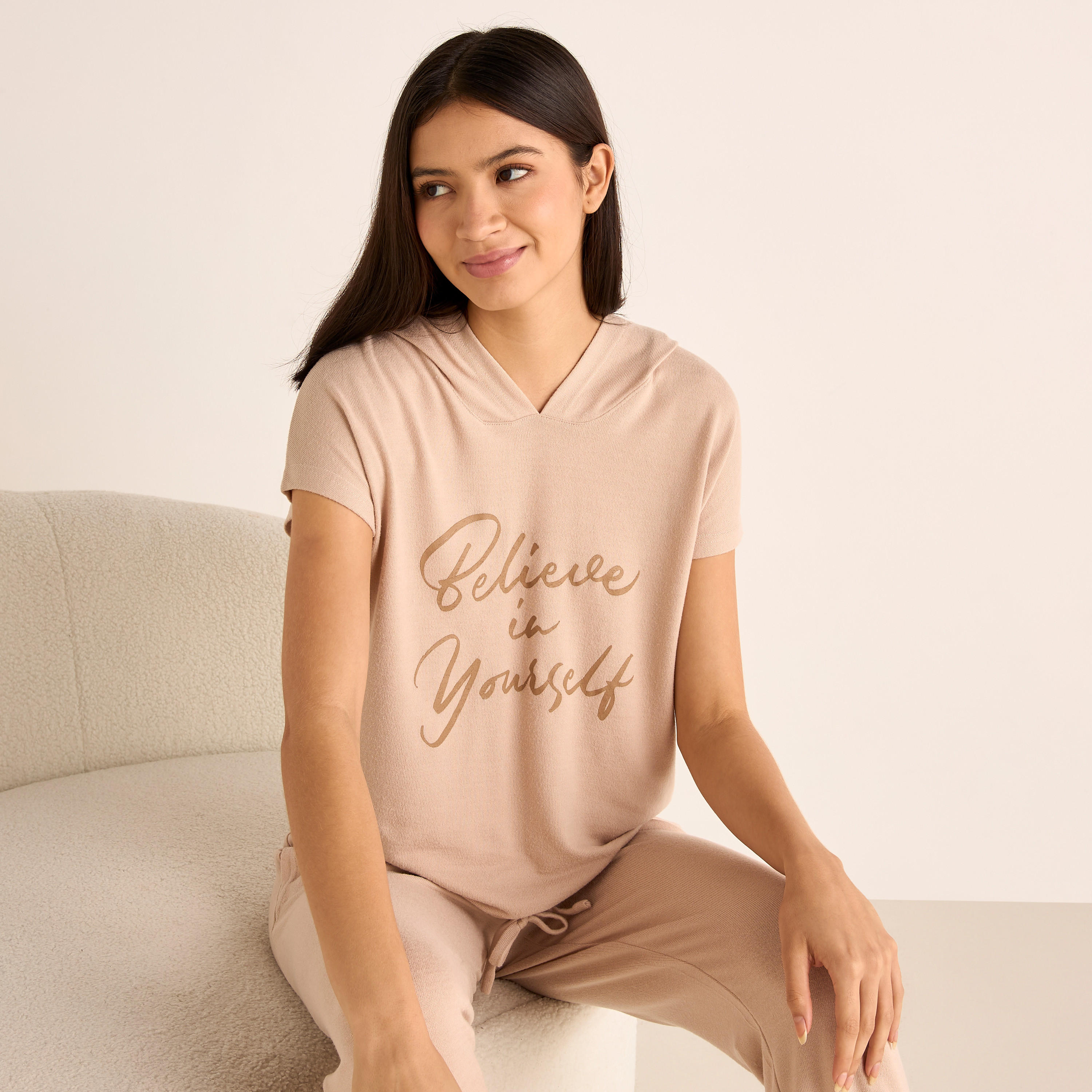 طقم تيشيرت بقبعة وطبعات شعار وبنطلون رياضي بخصر مطاطي-women-clothing-nightwear-pyjamas-longsets-image-5